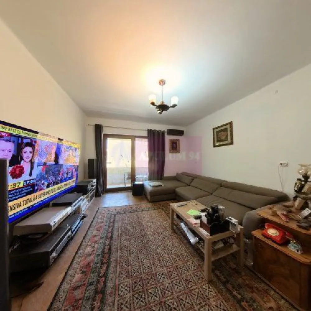 Apartament 3 camere in vila Cotroceni. - Compania imobiliara Apulum94 va propune un apartament in vila situat in zona Cotroceni- in apropiere de Biserica Sf Elefterie. Zona este foarte usor accesibila avand in apropiere metrou, statie stb, parc, scoala, gradinita, piata, mall. 
Imobilul este incadrat in gradul 1 de risc seismic. In acest sens potentialii cumparatori pot veni impreuna cu un inginer structurist pentru a evalua imobilul. 
Apartamentul are o compartimentare clasica pastrand patentul si farmecul perioadei interbelice, cu camere inalte, spatioase si luminoase, precum si multiple spatii de depozitare. Deasupra locuintei se afla un pod mansardat. 
Imobilul dispune de o curte comuna unde poate fi amenajata o zona de relaxare. 
Apartamentul se vinde mobilat si utilat, fiind dotat cu centrala proprie pe gaze. 
Pentru mai multe detalii si vizionare nu ezitati sa ma contactati pe nr 0733683446- Laura Ionescu.
