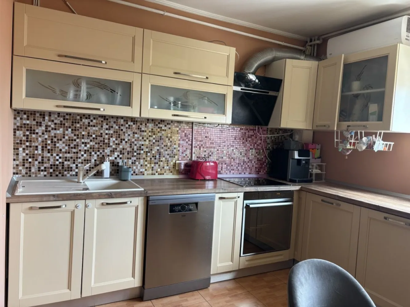 Superoferta ,4 camere Mall Vitan - Agentia Imobiliara Apulum 94, va ofera spre vanzare
Apartament de 4 camere, hol in H, camere mari luminoase, bucatarie mare mobilata, fronturi lemn masiv vipsit, utilata. Apartamentul detine centrala proprie, calorifere schimbate, instalatie refacuta, 4 aere noi conditionate nefolosite si important 2 locuri de parcare.