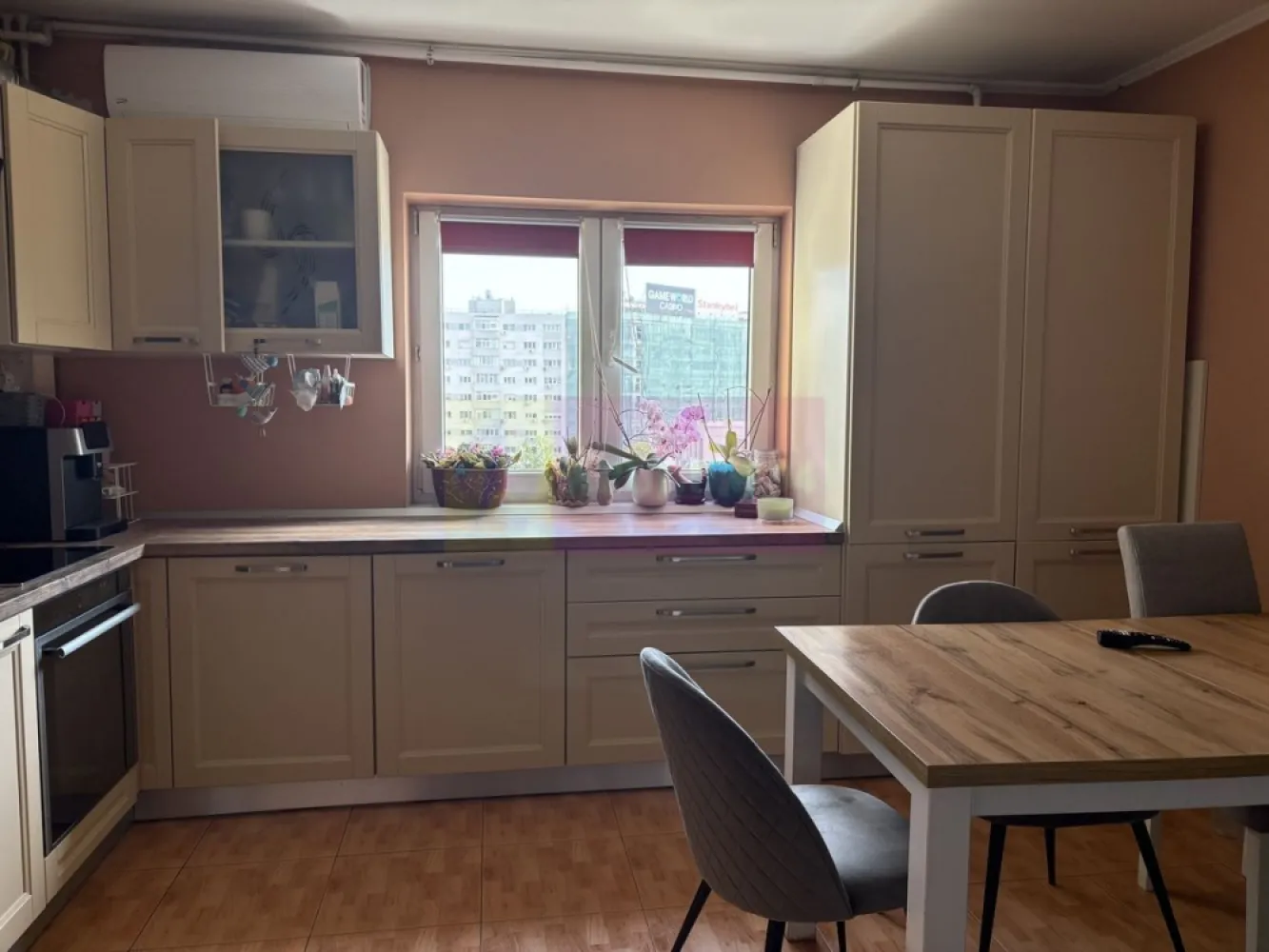 Superoferta ,4 camere Mall Vitan - Agentia Imobiliara Apulum 94, va ofera spre vanzare
Apartament de 4 camere, hol in H, camere mari luminoase, bucatarie mare mobilata, fronturi lemn masiv vipsit, utilata. Apartamentul detine centrala proprie, calorifere schimbate, instalatie refacuta, 4 aere noi conditionate nefolosite si important 2 locuri de parcare.