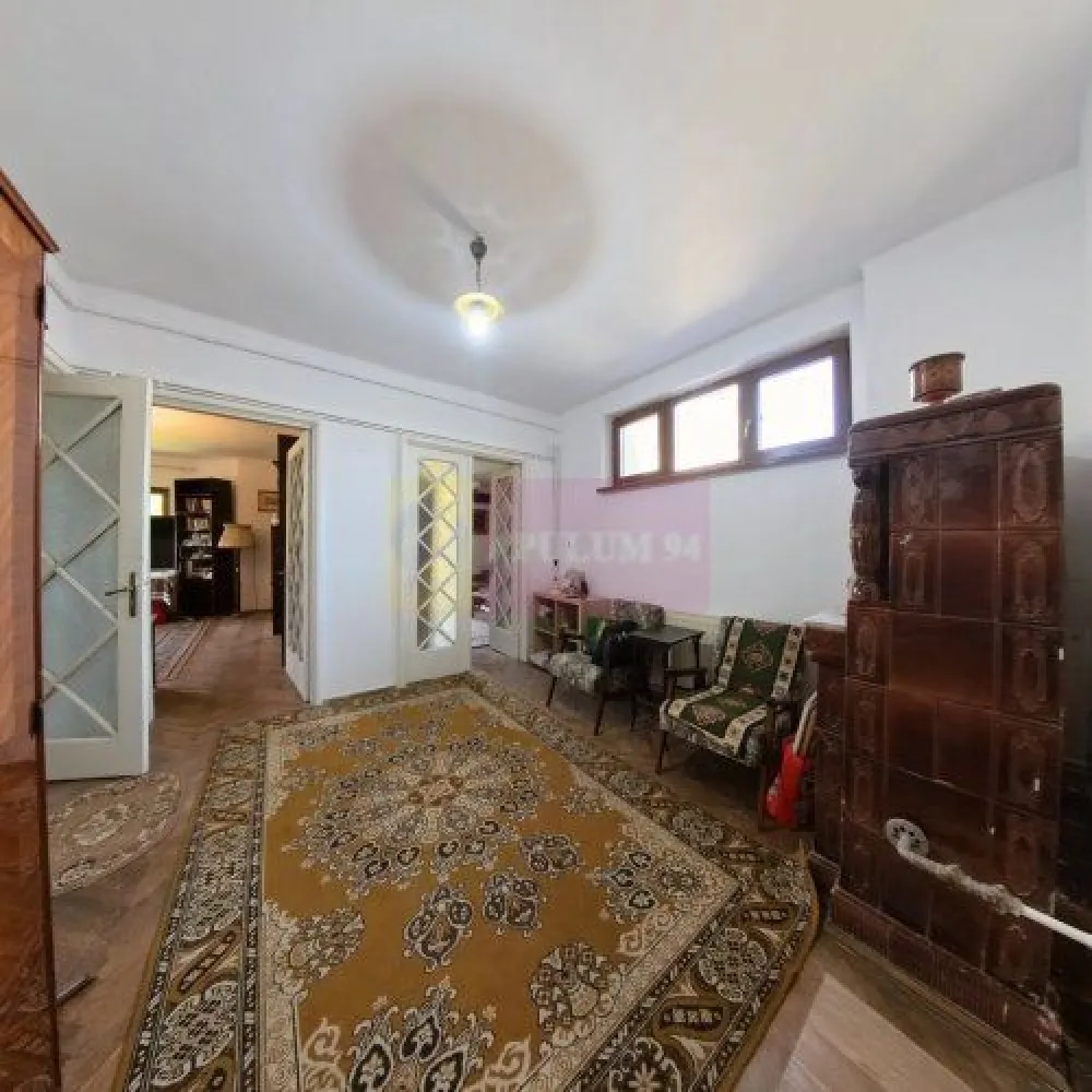 Apartament 3 camere in vila Cotroceni. - Compania imobiliara Apulum94 va propune un apartament in vila situat in zona Cotroceni- in apropiere de Biserica Sf Elefterie. Zona este foarte usor accesibila avand in apropiere metrou, statie stb, parc, scoala, gradinita, piata, mall. 
Imobilul este incadrat in gradul 1 de risc seismic. In acest sens potentialii cumparatori pot veni impreuna cu un inginer structurist pentru a evalua imobilul. 
Apartamentul are o compartimentare clasica pastrand patentul si farmecul perioadei interbelice, cu camere inalte, spatioase si luminoase, precum si multiple spatii de depozitare. Deasupra locuintei se afla un pod mansardat. 
Imobilul dispune de o curte comuna unde poate fi amenajata o zona de relaxare. 
Apartamentul se vinde mobilat si utilat, fiind dotat cu centrala proprie pe gaze. 
Pentru mai multe detalii si vizionare nu ezitati sa ma contactati pe nr 0733683446- Laura Ionescu.