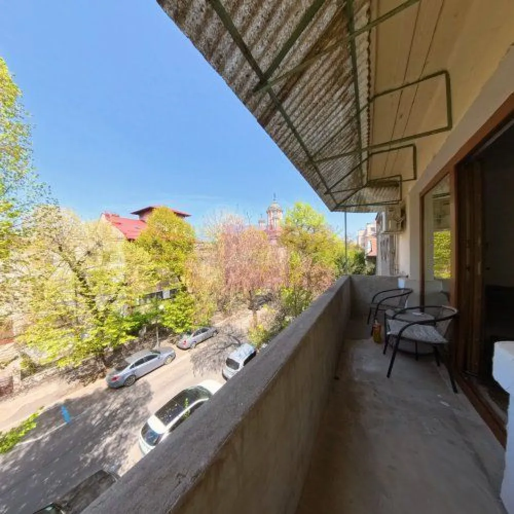 Apartament 3 camere in vila Cotroceni. - Compania imobiliara Apulum94 va propune un apartament in vila situat in zona Cotroceni- in apropiere de Biserica Sf Elefterie. Zona este foarte usor accesibila avand in apropiere metrou, statie stb, parc, scoala, gradinita, piata, mall. 
Imobilul este incadrat in gradul 1 de risc seismic. In acest sens potentialii cumparatori pot veni impreuna cu un inginer structurist pentru a evalua imobilul. 
Apartamentul are o compartimentare clasica pastrand patentul si farmecul perioadei interbelice, cu camere inalte, spatioase si luminoase, precum si multiple spatii de depozitare. Deasupra locuintei se afla un pod mansardat. 
Imobilul dispune de o curte comuna unde poate fi amenajata o zona de relaxare. 
Apartamentul se vinde mobilat si utilat, fiind dotat cu centrala proprie pe gaze. 
Pentru mai multe detalii si vizionare nu ezitati sa ma contactati pe nr 0733683446- Laura Ionescu.