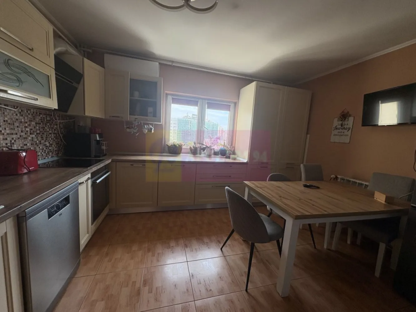 Superoferta ,4 camere Mall Vitan - Agentia Imobiliara Apulum 94, va ofera spre vanzare
Apartament de 4 camere, hol in H, camere mari luminoase, bucatarie mare mobilata, fronturi lemn masiv vipsit, utilata. Apartamentul detine centrala proprie, calorifere schimbate, instalatie refacuta, 4 aere noi conditionate nefolosite si important 2 locuri de parcare.