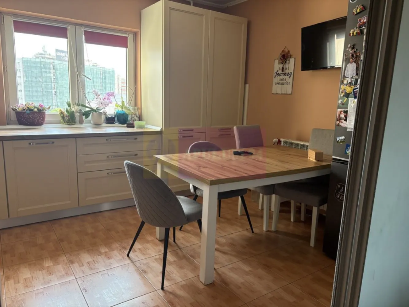 Superoferta ,4 camere Mall Vitan - Agentia Imobiliara Apulum 94, va ofera spre vanzare
Apartament de 4 camere, hol in H, camere mari luminoase, bucatarie mare mobilata, fronturi lemn masiv vipsit, utilata. Apartamentul detine centrala proprie, calorifere schimbate, instalatie refacuta, 4 aere noi conditionate nefolosite si important 2 locuri de parcare.