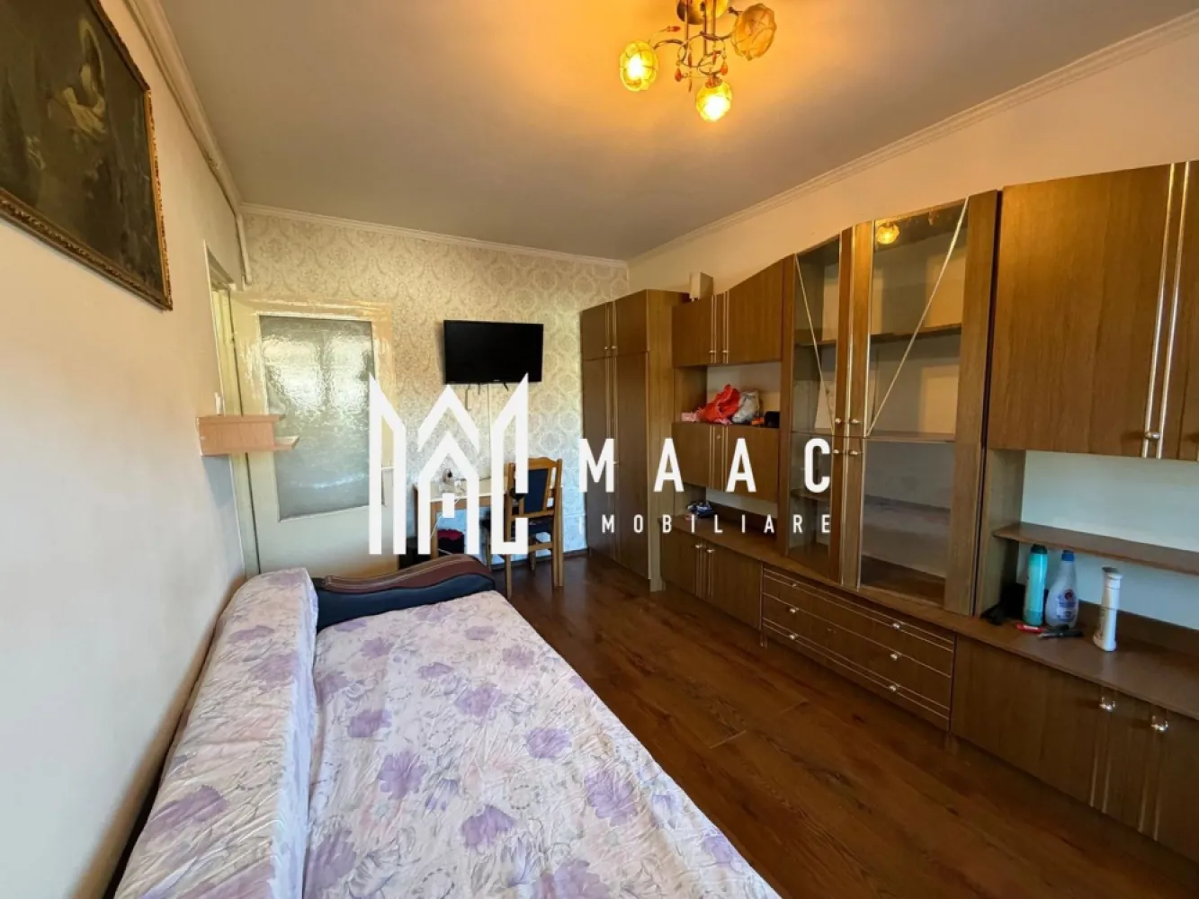 Garsonieră | 25 mp utili | Parter | Bucătărie separată | Vasile Aaron - Maac Imobiliare prezintă o garsonieră practică și bine compartimentată, situată în cartierul Vasile Aaron, ideală atât pentru locuință personală, cât și pentru investiție.

Imobilul dispune de o suprafață utilă de 25 mp și este compartimentat eficient, incluzând hol de acces cu spații de depozitare, baie complet utilată, cameră și bucătărie separată.

Locuința este amplasată la parter, beneficiază de izolație termică și include o pivniță foarte spațioasă, ideală pentru depozitare.

Proprietatea reprezintă o oportunitate excelentă pentru investiție, datorită poziționării, dar și pentru locuință personală, fiind ușor de întreținut și bine organizată.

Pentru mai multe detalii, precizați telefonic că ați văzut anunțul cu ID: CP3006479