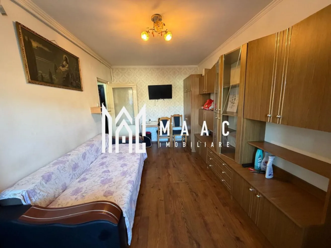 Garsonieră | 25 mp utili | Parter | Bucătărie separată | Vasile Aaron - Maac Imobiliare prezintă o garsonieră practică și bine compartimentată, situată în cartierul Vasile Aaron, ideală atât pentru locuință personală, cât și pentru investiție.

Imobilul dispune de o suprafață utilă de 25 mp și este compartimentat eficient, incluzând hol de acces cu spații de depozitare, baie complet utilată, cameră și bucătărie separată.

Locuința este amplasată la parter, beneficiază de izolație termică și include o pivniță foarte spațioasă, ideală pentru depozitare.

Proprietatea reprezintă o oportunitate excelentă pentru investiție, datorită poziționării, dar și pentru locuință personală, fiind ușor de întreținut și bine organizată.

Pentru mai multe detalii, precizați telefonic că ați văzut anunțul cu ID: CP3006479