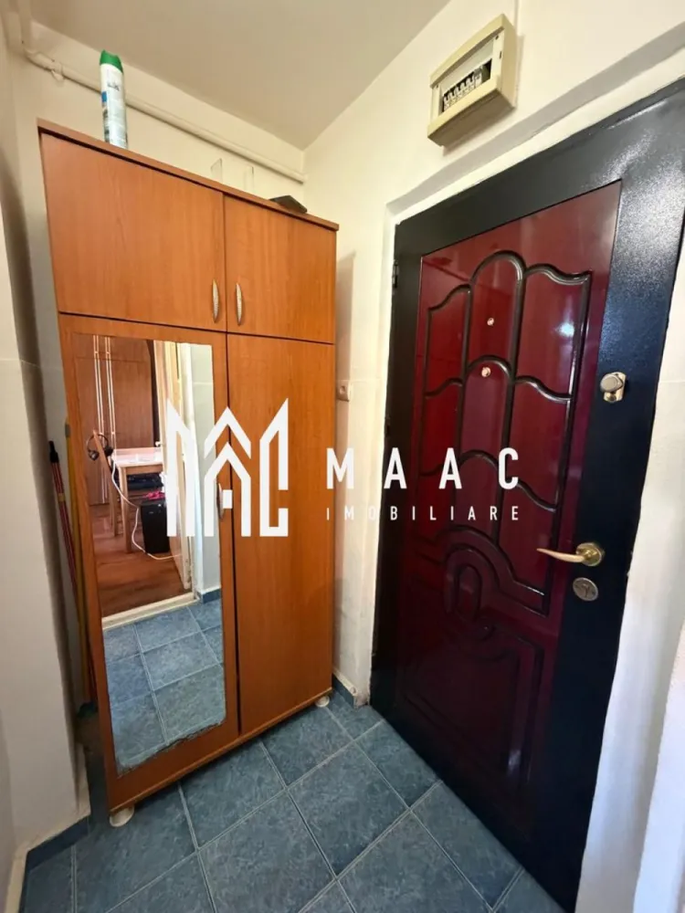 Garsonieră | 25 mp utili | Parter | Bucătărie separată | Vasile Aaron - Maac Imobiliare prezintă o garsonieră practică și bine compartimentată, situată în cartierul Vasile Aaron, ideală atât pentru locuință personală, cât și pentru investiție.

Imobilul dispune de o suprafață utilă de 25 mp și este compartimentat eficient, incluzând hol de acces cu spații de depozitare, baie complet utilată, cameră și bucătărie separată.

Locuința este amplasată la parter, beneficiază de izolație termică și include o pivniță foarte spațioasă, ideală pentru depozitare.

Proprietatea reprezintă o oportunitate excelentă pentru investiție, datorită poziționării, dar și pentru locuință personală, fiind ușor de întreținut și bine organizată.

Pentru mai multe detalii, precizați telefonic că ați văzut anunțul cu ID: CP3006479