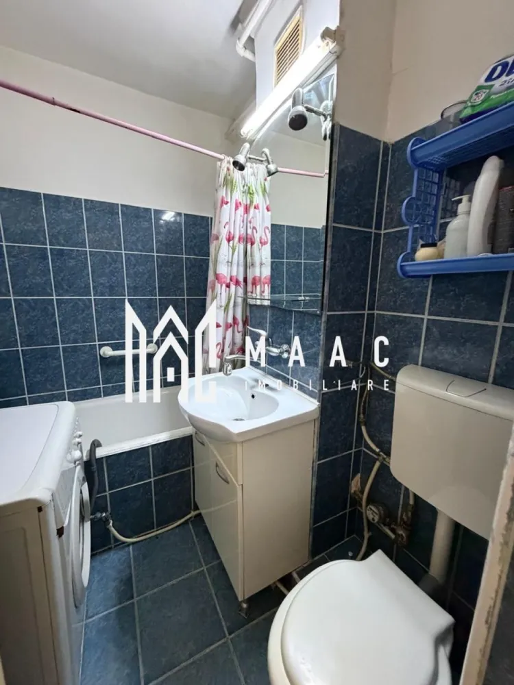 Garsonieră | 25 mp utili | Parter | Bucătărie separată | Vasile Aaron - Maac Imobiliare prezintă o garsonieră practică și bine compartimentată, situată în cartierul Vasile Aaron, ideală atât pentru locuință personală, cât și pentru investiție.

Imobilul dispune de o suprafață utilă de 25 mp și este compartimentat eficient, incluzând hol de acces cu spații de depozitare, baie complet utilată, cameră și bucătărie separată.

Locuința este amplasată la parter, beneficiază de izolație termică și include o pivniță foarte spațioasă, ideală pentru depozitare.

Proprietatea reprezintă o oportunitate excelentă pentru investiție, datorită poziționării, dar și pentru locuință personală, fiind ușor de întreținut și bine organizată.

Pentru mai multe detalii, precizați telefonic că ați văzut anunțul cu ID: CP3006479