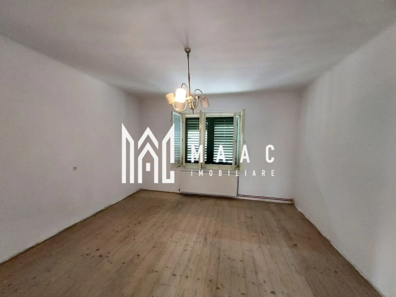 Casa 3 Camere | 100MPU | Teren 413MP | Terezian - MAAC Imobiliare vă propune spre vânzare o casă cu 2 corpuri de locuință, situată în zona Terezian din Sibiu, potrivită atât pentru locuit, cât și pentru investiție.

Proprietatea dispune de o suprafață utilă de aproximativ 100 mp, fiind compartimentată practic și beneficiind de spații auxiliare utile.

Compartimentare
Corp principal
2 camere decomandate
Bucătărie
Baie
Acces în pod
Corp secundar
Garsonieră compusă din:
Cameră
Bucătărie
Baie
Demisol
Hol
3 camere
Alte beneficii
Garaj de 26 mp
Proprietate compartimentată eficient
Posibilitate de utilizare separată a celor două corpuri
Avantaje
Zonă bună – Terezian
Potrivită pentru două familii sau investiție
Posibilitate de amenajare pentru închiriere
Spații multiple pentru depozitare sau activități auxiliare
Acces facil către magazine, transport public și puncte de interes

Pentru mai multe detalii și programarea unei vizionări, vă rugăm să ne contactați menționând ID: CP3094350