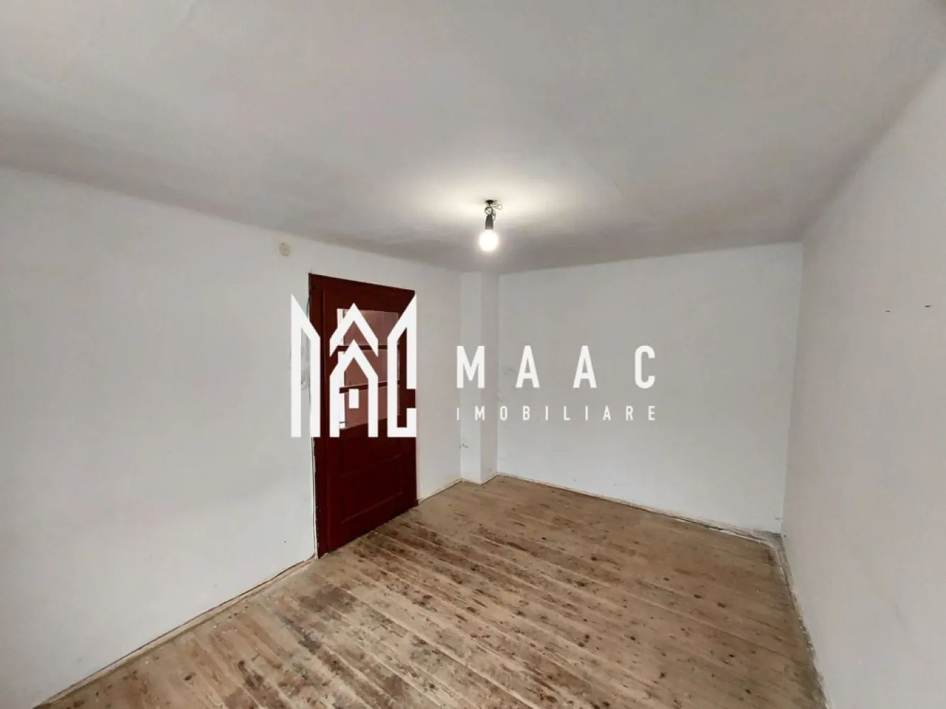 Casa 3 Camere | 100MPU | Teren 413MP | Terezian - MAAC Imobiliare vă propune spre vânzare o casă cu 2 corpuri de locuință, situată în zona Terezian din Sibiu, potrivită atât pentru locuit, cât și pentru investiție.

Proprietatea dispune de o suprafață utilă de aproximativ 100 mp, fiind compartimentată practic și beneficiind de spații auxiliare utile.

Compartimentare
Corp principal
2 camere decomandate
Bucătărie
Baie
Acces în pod
Corp secundar
Garsonieră compusă din:
Cameră
Bucătărie
Baie
Demisol
Hol
3 camere
Alte beneficii
Garaj de 26 mp
Proprietate compartimentată eficient
Posibilitate de utilizare separată a celor două corpuri
Avantaje
Zonă bună – Terezian
Potrivită pentru două familii sau investiție
Posibilitate de amenajare pentru închiriere
Spații multiple pentru depozitare sau activități auxiliare
Acces facil către magazine, transport public și puncte de interes

Pentru mai multe detalii și programarea unei vizionări, vă rugăm să ne contactați menționând ID: CP3094350