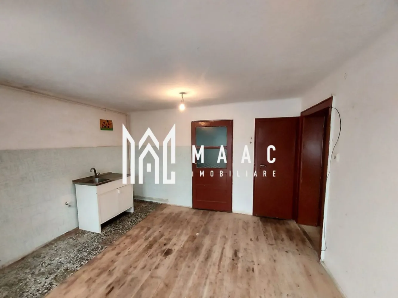 Casa 3 Camere | 100MPU | Teren 413MP | Terezian - MAAC Imobiliare vă propune spre vânzare o casă cu 2 corpuri de locuință, situată în zona Terezian din Sibiu, potrivită atât pentru locuit, cât și pentru investiție.

Proprietatea dispune de o suprafață utilă de aproximativ 100 mp, fiind compartimentată practic și beneficiind de spații auxiliare utile.

Compartimentare
Corp principal
2 camere decomandate
Bucătărie
Baie
Acces în pod
Corp secundar
Garsonieră compusă din:
Cameră
Bucătărie
Baie
Demisol
Hol
3 camere
Alte beneficii
Garaj de 26 mp
Proprietate compartimentată eficient
Posibilitate de utilizare separată a celor două corpuri
Avantaje
Zonă bună – Terezian
Potrivită pentru două familii sau investiție
Posibilitate de amenajare pentru închiriere
Spații multiple pentru depozitare sau activități auxiliare
Acces facil către magazine, transport public și puncte de interes

Pentru mai multe detalii și programarea unei vizionări, vă rugăm să ne contactați menționând ID: CP3094350