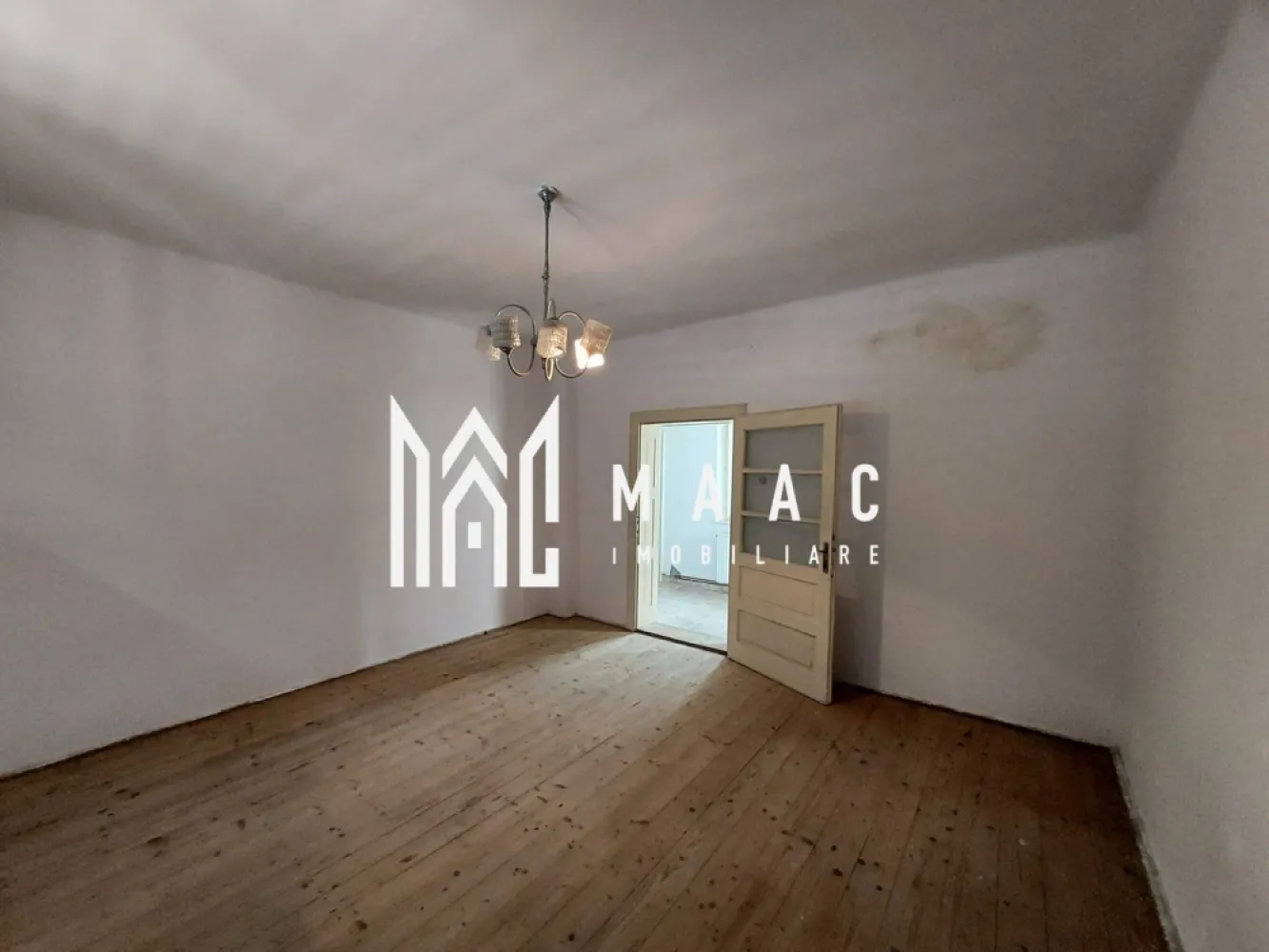 Casa 3 Camere | 100MPU | Teren 413MP | Terezian - MAAC Imobiliare vă propune spre vânzare o casă cu 2 corpuri de locuință, situată în zona Terezian din Sibiu, potrivită atât pentru locuit, cât și pentru investiție.

Proprietatea dispune de o suprafață utilă de aproximativ 100 mp, fiind compartimentată practic și beneficiind de spații auxiliare utile.

Compartimentare
Corp principal
2 camere decomandate
Bucătărie
Baie
Acces în pod
Corp secundar
Garsonieră compusă din:
Cameră
Bucătărie
Baie
Demisol
Hol
3 camere
Alte beneficii
Garaj de 26 mp
Proprietate compartimentată eficient
Posibilitate de utilizare separată a celor două corpuri
Avantaje
Zonă bună – Terezian
Potrivită pentru două familii sau investiție
Posibilitate de amenajare pentru închiriere
Spații multiple pentru depozitare sau activități auxiliare
Acces facil către magazine, transport public și puncte de interes

Pentru mai multe detalii și programarea unei vizionări, vă rugăm să ne contactați menționând ID: CP3094350