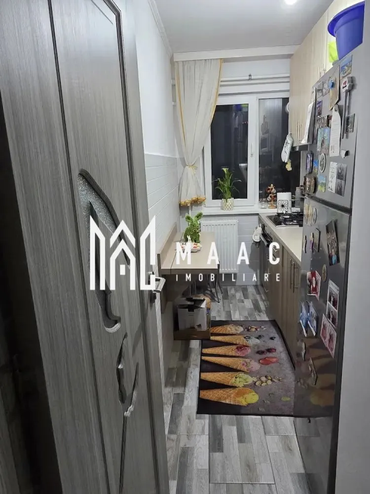 Apartament 3 camere | 50 mp | Ostroveni | - MAAC Imobiliare vă propune spre vânzare un apartament cu 3 camere, situat în cartierul Ostroveni, pe Aleea Narciselor, într-o zonă apreciată și bine conectată din Râmnicu Vâlcea. Proprietatea este amplasată la etajul 4 și a fost complet renovată și utilată în anul 2023, fiind pregătită pentru mutare imediată.
Apartamentul beneficiază de finisaje moderne și de lucrări importante realizate integral, inclusiv schimbarea instalațiilor sanitare și electrice, precum și turnarea șapelor, oferind viitorilor proprietari confort și siguranță pe termen lung.
Caracteristici:
Apartament cu 3 camere
Suprafață utilă de 50 mp
Etaj 4
Complet renovat în 2023
Situat în Ostroveni – Aleea Narciselor
Ideal pentru locuit sau investiție
Compartimentare practică și eficientă
Compartimentare:
Living luminos
2 dormitoare
Bucătărie
Baie
Hol de acces
Balcon
Dotări:
Instalație sanitară schimbată complet
Instalație electrică nouă
Șape turnate
Complet utilat
Finisaje moderne
Spații bine optimizate
Avantaje:
Apartament renovat integral
Mutare fără investiții suplimentare
Zonă liniștită și accesibilă
Aproape de magazine, școli și mijloace de transport
Ideal pentru familie sau închiriere
Compartimentare eficientă pentru confort maxim
Pentru mai multe informații și programarea unei vizionări, echipa MAAC Imobiliare vă stă la dispoziție. ID 3094524
