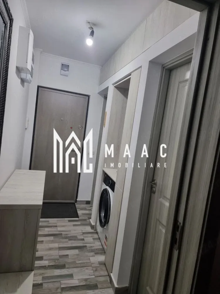 Apartament 3 camere | 50 mp | Ostroveni | - MAAC Imobiliare vă propune spre vânzare un apartament cu 3 camere, situat în cartierul Ostroveni, pe Aleea Narciselor, într-o zonă apreciată și bine conectată din Râmnicu Vâlcea. Proprietatea este amplasată la etajul 4 și a fost complet renovată și utilată în anul 2023, fiind pregătită pentru mutare imediată.
Apartamentul beneficiază de finisaje moderne și de lucrări importante realizate integral, inclusiv schimbarea instalațiilor sanitare și electrice, precum și turnarea șapelor, oferind viitorilor proprietari confort și siguranță pe termen lung.
Caracteristici:
Apartament cu 3 camere
Suprafață utilă de 50 mp
Etaj 4
Complet renovat în 2023
Situat în Ostroveni – Aleea Narciselor
Ideal pentru locuit sau investiție
Compartimentare practică și eficientă
Compartimentare:
Living luminos
2 dormitoare
Bucătărie
Baie
Hol de acces
Balcon
Dotări:
Instalație sanitară schimbată complet
Instalație electrică nouă
Șape turnate
Complet utilat
Finisaje moderne
Spații bine optimizate
Avantaje:
Apartament renovat integral
Mutare fără investiții suplimentare
Zonă liniștită și accesibilă
Aproape de magazine, școli și mijloace de transport
Ideal pentru familie sau închiriere
Compartimentare eficientă pentru confort maxim
Pentru mai multe informații și programarea unei vizionări, echipa MAAC Imobiliare vă stă la dispoziție. ID 3094524