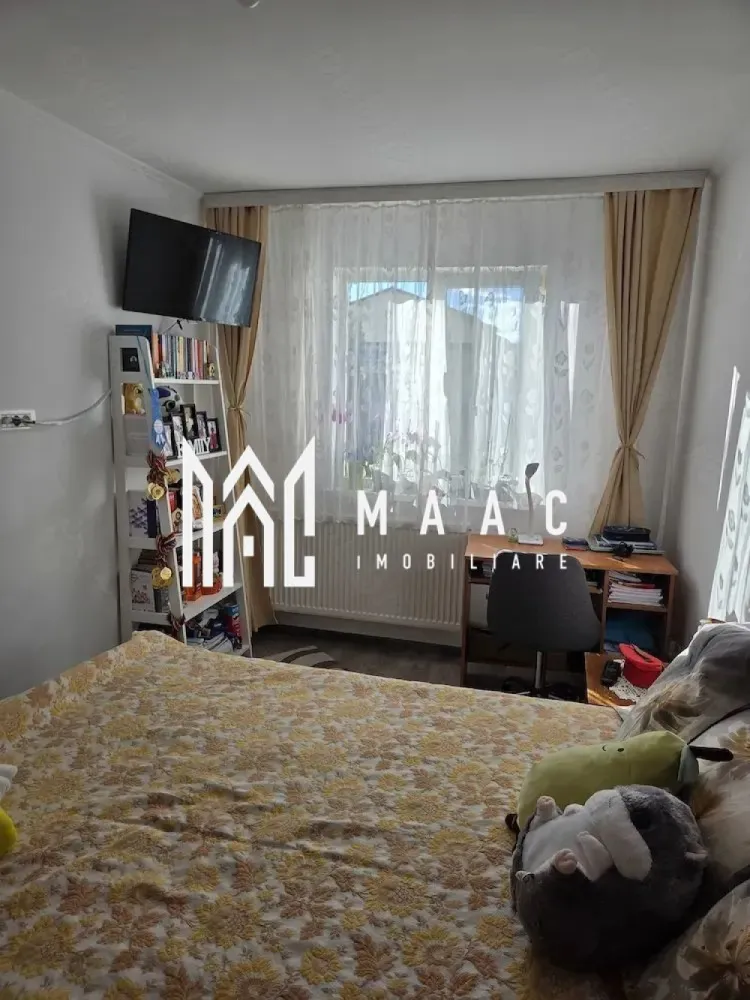 Apartament 3 camere | 50 mp | Ostroveni | - MAAC Imobiliare vă propune spre vânzare un apartament cu 3 camere, situat în cartierul Ostroveni, pe Aleea Narciselor, într-o zonă apreciată și bine conectată din Râmnicu Vâlcea. Proprietatea este amplasată la etajul 4 și a fost complet renovată și utilată în anul 2023, fiind pregătită pentru mutare imediată.
Apartamentul beneficiază de finisaje moderne și de lucrări importante realizate integral, inclusiv schimbarea instalațiilor sanitare și electrice, precum și turnarea șapelor, oferind viitorilor proprietari confort și siguranță pe termen lung.
Caracteristici:
Apartament cu 3 camere
Suprafață utilă de 50 mp
Etaj 4
Complet renovat în 2023
Situat în Ostroveni – Aleea Narciselor
Ideal pentru locuit sau investiție
Compartimentare practică și eficientă
Compartimentare:
Living luminos
2 dormitoare
Bucătărie
Baie
Hol de acces
Balcon
Dotări:
Instalație sanitară schimbată complet
Instalație electrică nouă
Șape turnate
Complet utilat
Finisaje moderne
Spații bine optimizate
Avantaje:
Apartament renovat integral
Mutare fără investiții suplimentare
Zonă liniștită și accesibilă
Aproape de magazine, școli și mijloace de transport
Ideal pentru familie sau închiriere
Compartimentare eficientă pentru confort maxim
Pentru mai multe informații și programarea unei vizionări, echipa MAAC Imobiliare vă stă la dispoziție. ID 3094524
