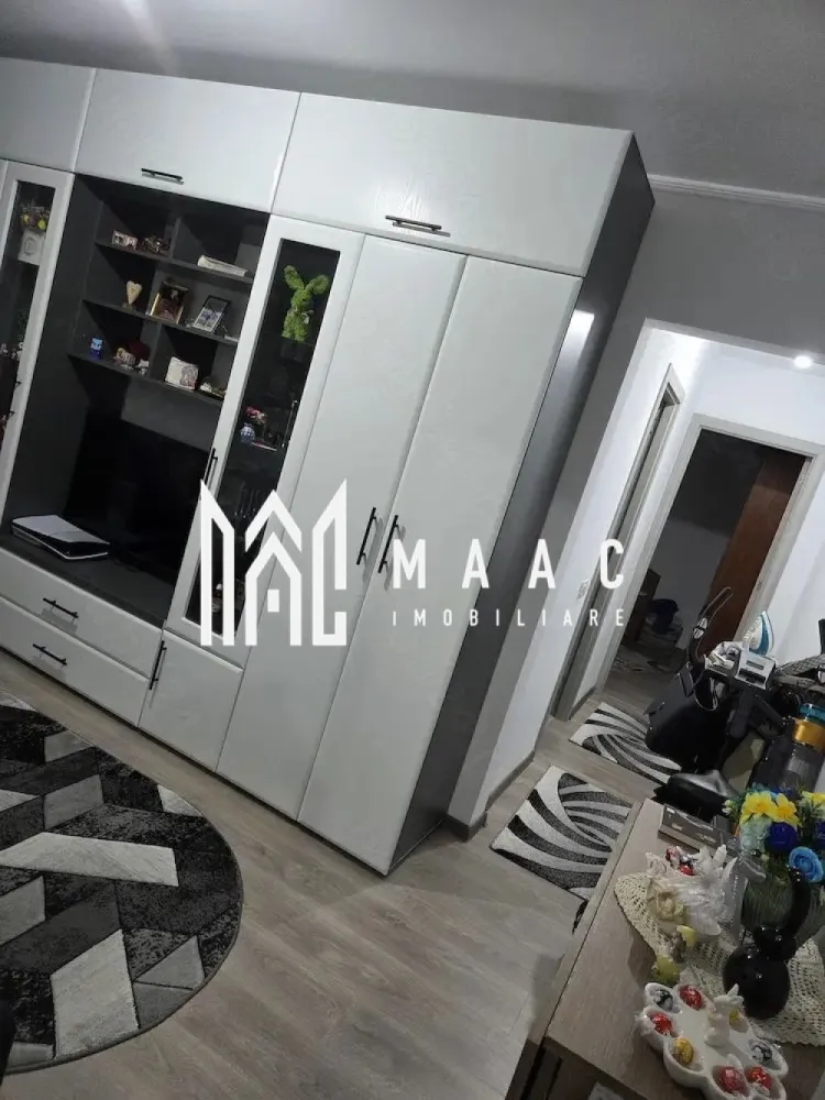 Apartament 3 camere | 50 mp | Ostroveni | - MAAC Imobiliare vă propune spre vânzare un apartament cu 3 camere, situat în cartierul Ostroveni, pe Aleea Narciselor, într-o zonă apreciată și bine conectată din Râmnicu Vâlcea. Proprietatea este amplasată la etajul 4 și a fost complet renovată și utilată în anul 2023, fiind pregătită pentru mutare imediată.
Apartamentul beneficiază de finisaje moderne și de lucrări importante realizate integral, inclusiv schimbarea instalațiilor sanitare și electrice, precum și turnarea șapelor, oferind viitorilor proprietari confort și siguranță pe termen lung.
Caracteristici:
Apartament cu 3 camere
Suprafață utilă de 50 mp
Etaj 4
Complet renovat în 2023
Situat în Ostroveni – Aleea Narciselor
Ideal pentru locuit sau investiție
Compartimentare practică și eficientă
Compartimentare:
Living luminos
2 dormitoare
Bucătărie
Baie
Hol de acces
Balcon
Dotări:
Instalație sanitară schimbată complet
Instalație electrică nouă
Șape turnate
Complet utilat
Finisaje moderne
Spații bine optimizate
Avantaje:
Apartament renovat integral
Mutare fără investiții suplimentare
Zonă liniștită și accesibilă
Aproape de magazine, școli și mijloace de transport
Ideal pentru familie sau închiriere
Compartimentare eficientă pentru confort maxim
Pentru mai multe informații și programarea unei vizionări, echipa MAAC Imobiliare vă stă la dispoziție. ID 3094524