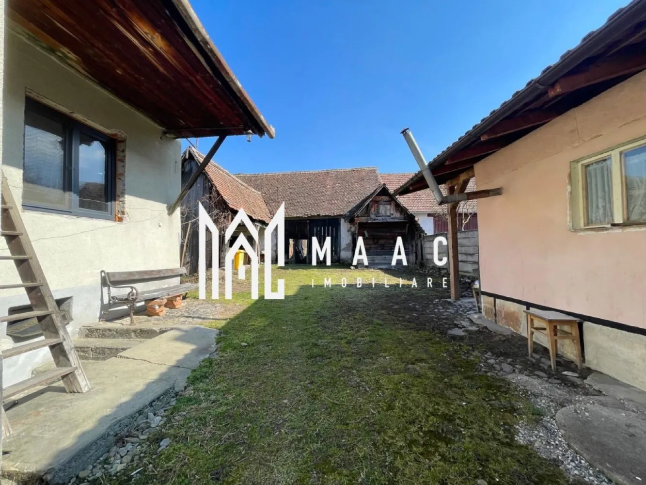Casa rustica I 2corpuri I 1460mp teren I Porumbacu de jos - MAAC Imobiliare va propune spre vânzare o proprietate rustica situată în Porumbacu de Jos, într-o zonă liniștită, cu acces facil, ideală atât pentru locuință permanentă, cât și pentru investiție turistică.

Proprietate compusă din mai multe construcții ,2 corpuri locuibile, sura,anexa gospodareasca

-Suprafață utilă totală: 136 mp

-Suprafață teren: 1464 mp

Compartimentare:

Corp 1 (43 mp utili):

-Bucătărie

-Hol

-Baie (dotată cu boiler)

-Magazie

Corp 2 (93 mp utili):

-Hol

-3 camere

-Pod

-Șură – ideală pentru depozitare, atelier sau conversie în spațiu turistic

- Anexă gospodărească – utilă pentru depozitare sau activități gospodărești

Utilități și dotări:

-Apă curentă

-Canalizare

-Energie electrică

-Încălzire pe lemne

-Boiler pentru apă caldă

Pentru mai multe detalii precizati ca ati vazut anuntul cu ID CP310006