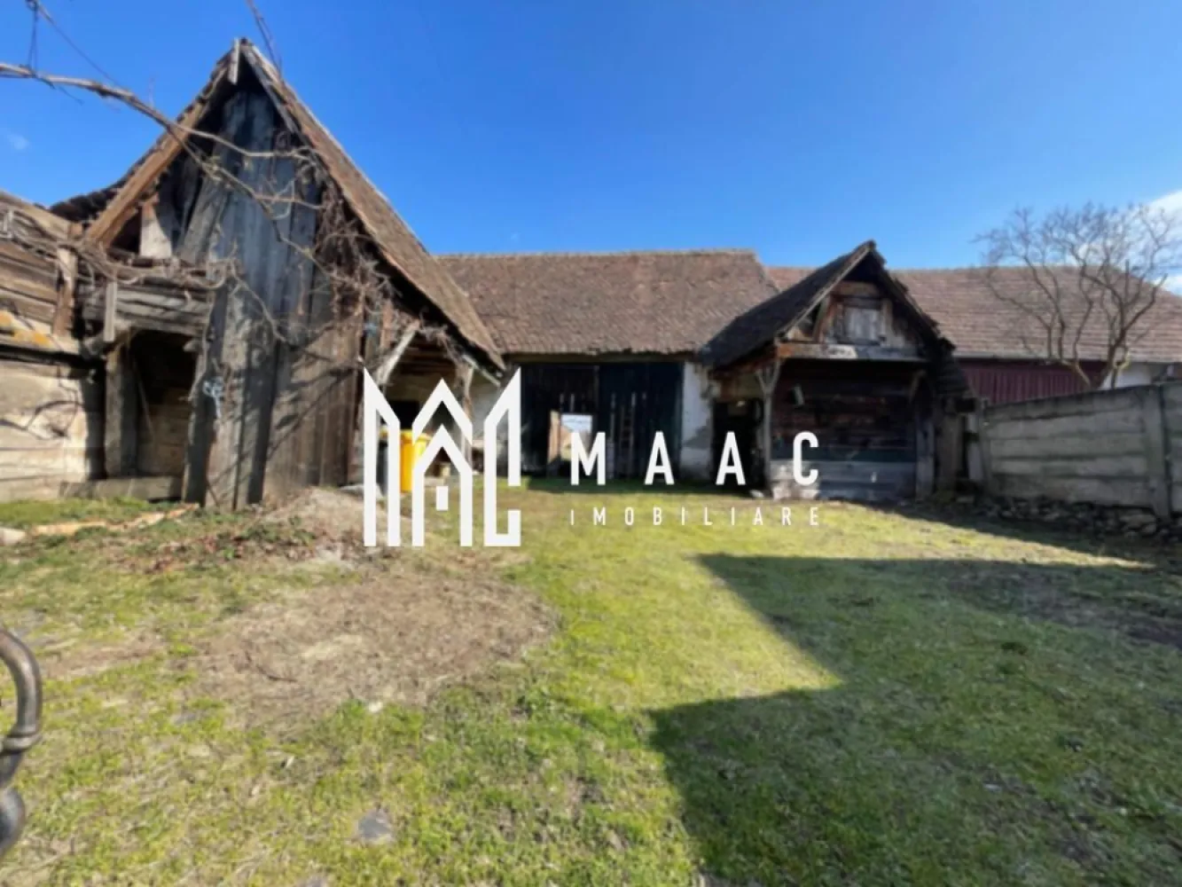 Casa rustica I 2corpuri I 1460mp teren I Porumbacu de jos - MAAC Imobiliare va propune spre vânzare o proprietate rustica situată în Porumbacu de Jos, într-o zonă liniștită, cu acces facil, ideală atât pentru locuință permanentă, cât și pentru investiție turistică.

Proprietate compusă din mai multe construcții ,2 corpuri locuibile, sura,anexa gospodareasca

-Suprafață utilă totală: 136 mp

-Suprafață teren: 1464 mp

Compartimentare:

Corp 1 (43 mp utili):

-Bucătărie

-Hol

-Baie (dotată cu boiler)

-Magazie

Corp 2 (93 mp utili):

-Hol

-3 camere

-Pod

-Șură – ideală pentru depozitare, atelier sau conversie în spațiu turistic

- Anexă gospodărească – utilă pentru depozitare sau activități gospodărești

Utilități și dotări:

-Apă curentă

-Canalizare

-Energie electrică

-Încălzire pe lemne

-Boiler pentru apă caldă

Pentru mai multe detalii precizati ca ati vazut anuntul cu ID CP310006