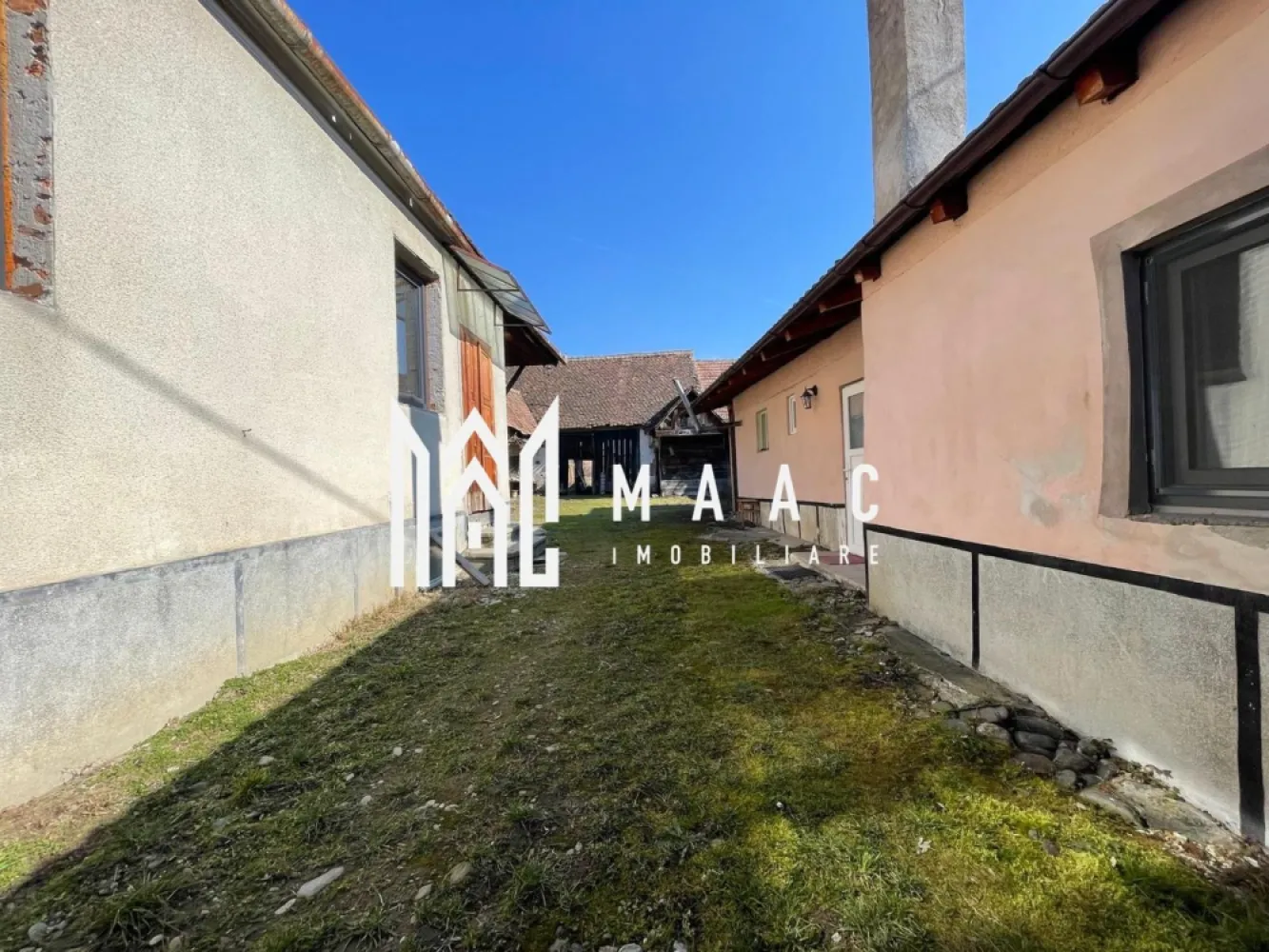 Casa rustica I 2corpuri I 1460mp teren I Porumbacu de jos - MAAC Imobiliare va propune spre vânzare o proprietate rustica situată în Porumbacu de Jos, într-o zonă liniștită, cu acces facil, ideală atât pentru locuință permanentă, cât și pentru investiție turistică.

Proprietate compusă din mai multe construcții ,2 corpuri locuibile, sura,anexa gospodareasca

-Suprafață utilă totală: 136 mp

-Suprafață teren: 1464 mp

Compartimentare:

Corp 1 (43 mp utili):

-Bucătărie

-Hol

-Baie (dotată cu boiler)

-Magazie

Corp 2 (93 mp utili):

-Hol

-3 camere

-Pod

-Șură – ideală pentru depozitare, atelier sau conversie în spațiu turistic

- Anexă gospodărească – utilă pentru depozitare sau activități gospodărești

Utilități și dotări:

-Apă curentă

-Canalizare

-Energie electrică

-Încălzire pe lemne

-Boiler pentru apă caldă

Pentru mai multe detalii precizati ca ati vazut anuntul cu ID CP310006