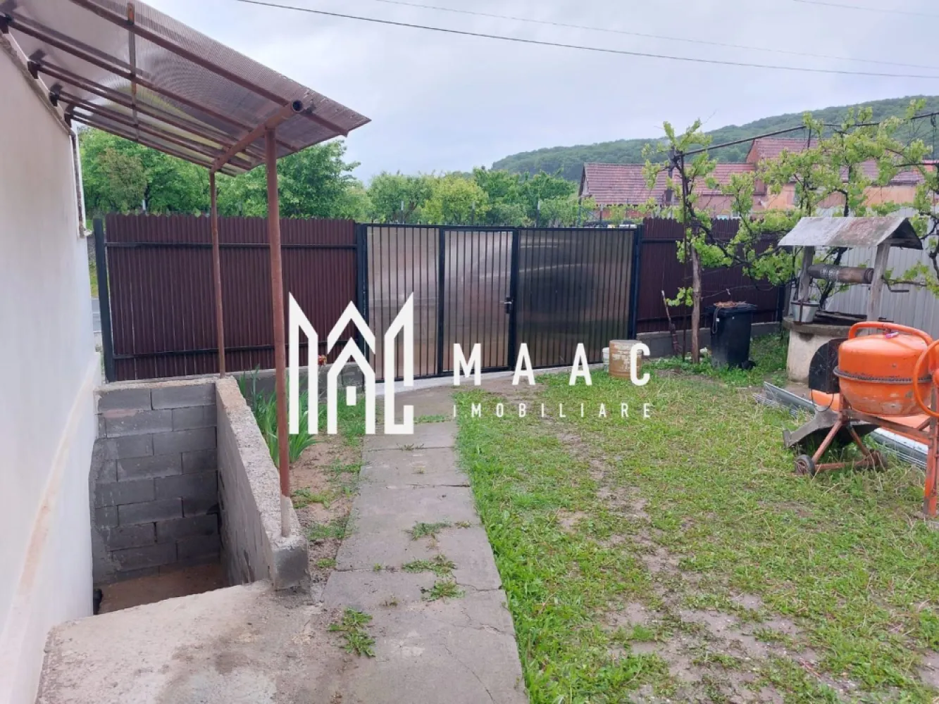 Casa individuală | Teren 570 mp | 3 camere | Rusi - MAAC Imobiliare vă propune spre vânzare o casă individuală, situată în localitatea Ruși, ideală pentru cei care își doresc liniște, spațiu și confort. Proprietatea este amplasată pe un teren generos de 570 mp, oferind multiple posibilități de amenajare a curții, grădinărit sau relaxare în aer liber. Locuința are o suprafață utilă de 90 mp și a fost complet renovată. Compartimentarea este practică și funcțională, după cum urmează: hol de acces primitor baie 3 camere luminoase bucătărie cămară pentru depozitare În curte se regăsesc și anexe utile, precum șură, grajd și spații de depozitare, ideale pentru activități gospodărești sau pentru a fi transformate în funcție de nevoile viitorului proprietar. Această proprietate reprezintă o alegere excelentă atât pentru locuință permanentă, cât și pentru o casă de vacanță, beneficiind de spațiu, intimitate și un cadru natural plăcut. Pentru mai multe informații sau pentru programarea unei vizionări, vă rugăm să menționați că ați văzut anunțul cu ID: CP2863001. }}