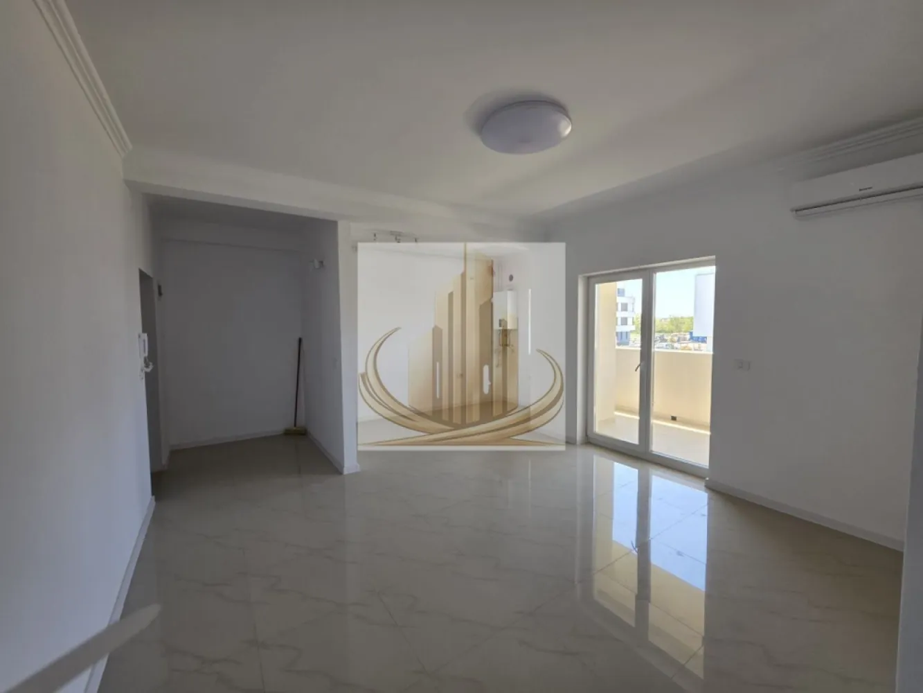 Apartament 3 camere, etaj 1, bloc nou, Zona Mehala - Grand Mobilis Imobiliare vă propune spre vânzare:

Apartament cu 3 camere, situat la etajul 1 al unui bloc nou, cu o suprafață utilă de 65 mp, la care se adaugă o terasă generoasă de 12 mp.

Caracteristici:

Încălzire în pardoseală
Aer condiționat
Compartimentare eficientă
Terasă spațioasă
Loc de parcare inclus în CF

Apartamentul se află într-un imobil nou, oferind confort sporit și finisaje moderne, ideal atât pentru locuit, cât și pentru investiție.

ID Intern CP3061174