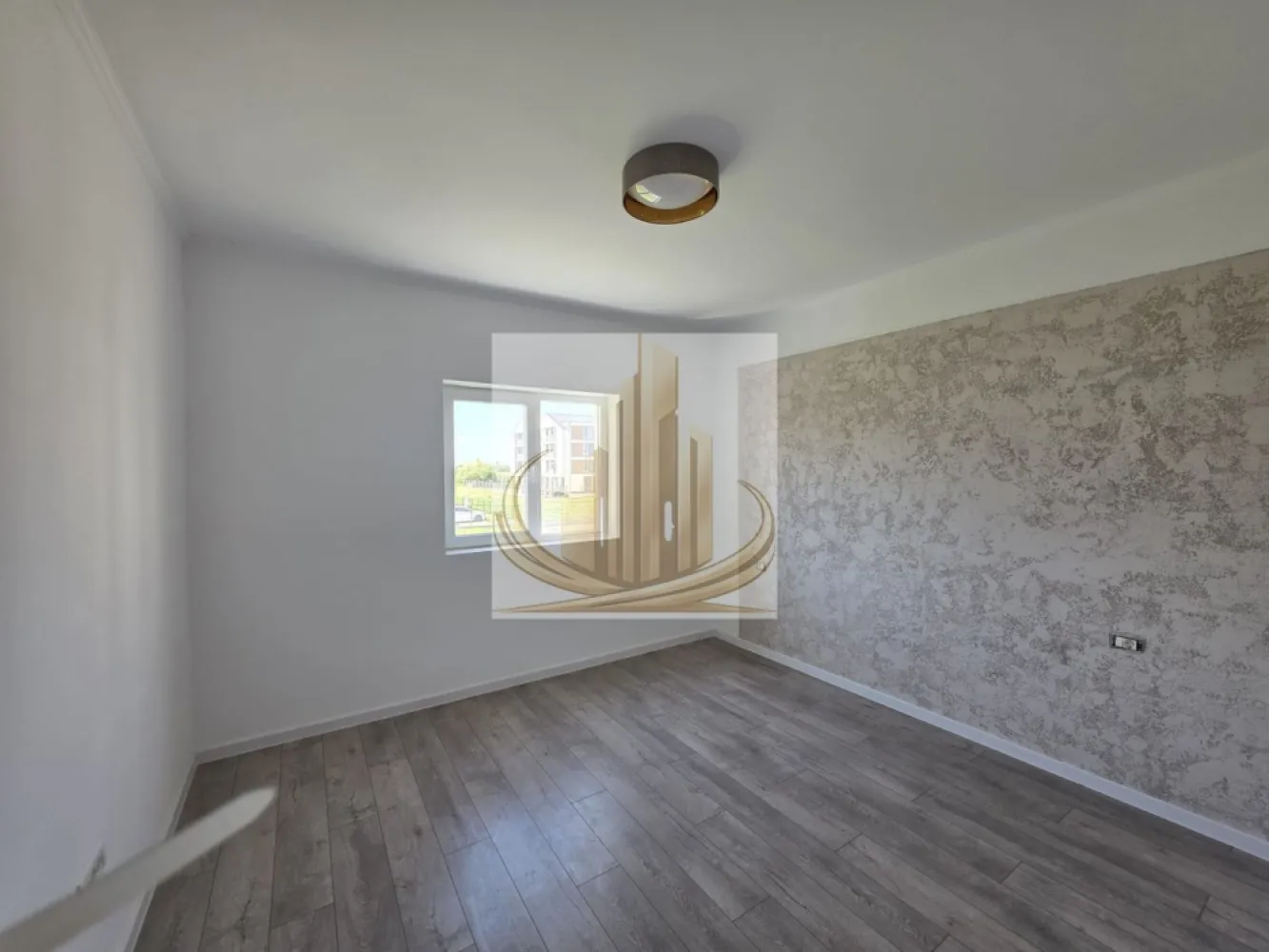 Apartament 3 camere, etaj 1, bloc nou, Zona Mehala - Grand Mobilis Imobiliare vă propune spre vânzare:

Apartament cu 3 camere, situat la etajul 1 al unui bloc nou, cu o suprafață utilă de 65 mp, la care se adaugă o terasă generoasă de 12 mp.

Caracteristici:

Încălzire în pardoseală
Aer condiționat
Compartimentare eficientă
Terasă spațioasă
Loc de parcare inclus în CF

Apartamentul se află într-un imobil nou, oferind confort sporit și finisaje moderne, ideal atât pentru locuit, cât și pentru investiție.

ID Intern CP3061174