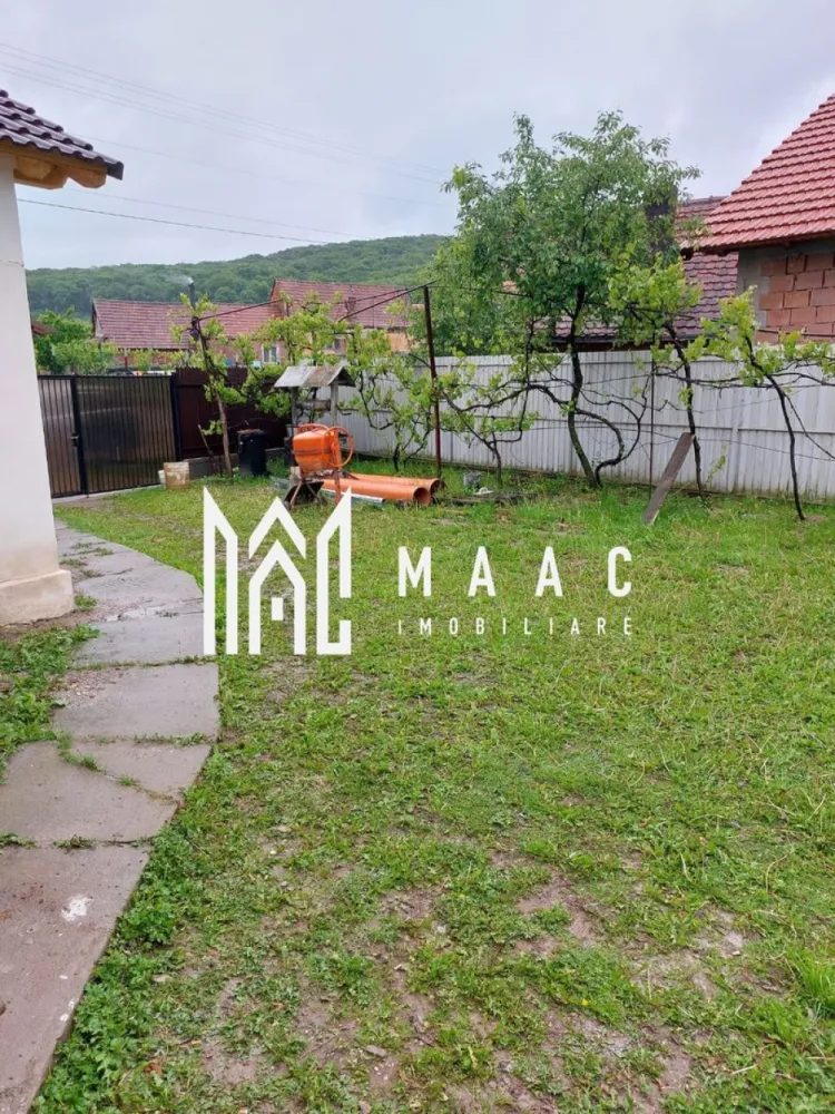 Casa individuală | Teren 570 mp | 3 camere | Rusi - MAAC Imobiliare vă propune spre vânzare o casă individuală, situată în localitatea Ruși, ideală pentru cei care își doresc liniște, spațiu și confort. Proprietatea este amplasată pe un teren generos de 570 mp, oferind multiple posibilități de amenajare a curții, grădinărit sau relaxare în aer liber. Locuința are o suprafață utilă de 90 mp și a fost complet renovată. Compartimentarea este practică și funcțională, după cum urmează: hol de acces primitor baie 3 camere luminoase bucătărie cămară pentru depozitare În curte se regăsesc și anexe utile, precum șură, grajd și spații de depozitare, ideale pentru activități gospodărești sau pentru a fi transformate în funcție de nevoile viitorului proprietar. Această proprietate reprezintă o alegere excelentă atât pentru locuință permanentă, cât și pentru o casă de vacanță, beneficiind de spațiu, intimitate și un cadru natural plăcut. Pentru mai multe informații sau pentru programarea unei vizionări, vă rugăm să menționați că ați văzut anunțul cu ID: CP2863001. }}