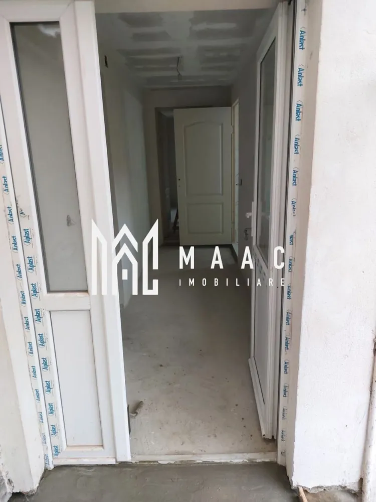 Casa individuală | Teren 570 mp | 3 camere | Rusi - MAAC Imobiliare vă propune spre vânzare o casă individuală, situată în localitatea Ruși, ideală pentru cei care își doresc liniște, spațiu și confort. Proprietatea este amplasată pe un teren generos de 570 mp, oferind multiple posibilități de amenajare a curții, grădinărit sau relaxare în aer liber. Locuința are o suprafață utilă de 90 mp și a fost complet renovată. Compartimentarea este practică și funcțională, după cum urmează: hol de acces primitor baie 3 camere luminoase bucătărie cămară pentru depozitare În curte se regăsesc și anexe utile, precum șură, grajd și spații de depozitare, ideale pentru activități gospodărești sau pentru a fi transformate în funcție de nevoile viitorului proprietar. Această proprietate reprezintă o alegere excelentă atât pentru locuință permanentă, cât și pentru o casă de vacanță, beneficiind de spațiu, intimitate și un cadru natural plăcut. Pentru mai multe informații sau pentru programarea unei vizionări, vă rugăm să menționați că ați văzut anunțul cu ID: CP2863001. }}