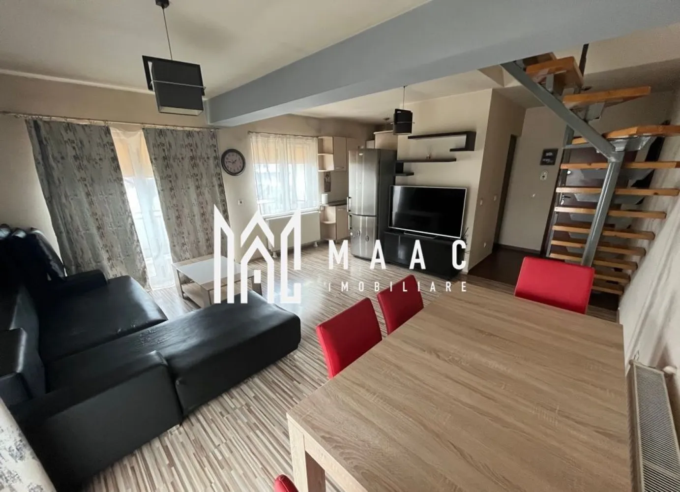Apartament 3 camere | Decomandat | 76 MP | 3Balcoane | Milea - MAAC Imobiliare vă prezintă spre vânzare un apartament cu 3 camere, situat la etajul 3 al unui imobil izolat termic la exterior, dotat cu interfon, amplasat pe Bulevardul Vasile Milea din Sibiu. Caracteristici: Suprafață utilă: 76 mp Amplasare la etajul 3 Compartimentare: living, bucătărie open-space, două dormitoare, baie principală și baie de serviciu Trei balcoane care asigură lumină naturală Ușă de acces din metal, uși interioare din lemn, tâmplărie PVC cu geam termopan, calorifere din oțel, parchet laminat, gresie și faianță Confort termic asigurat prin centrală termică proprie Apartamentul se vinde mobilat și utilat, incluzând frigider, cuptor electric, plită pe gaz și mașină de spălat rufe. Pentru mai multe detalii, precizati telefonic ca ati vazut anuntul cu ID: CP2862239 }}