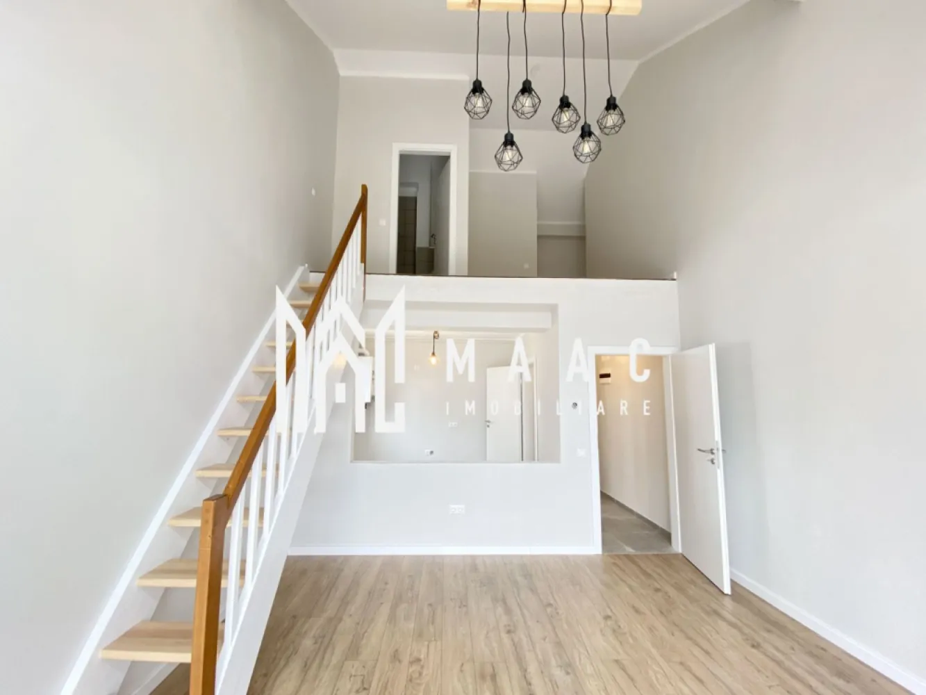 Penthouse I 4 Camere I INTABULAT I 0% Comision - MAAC Imobiliare vă propune spre vânzare un Penthouse cu 4 camere - INTABULAT finisaje la cheie ! Gata de predare oricand.
0% Comision.

Modalități de plată flexibile: Îți oferim posibilitatea de a alege între sursele tale proprii de finanțare sau opțiuni de credit ipotecar, fără să afecteze prețul final.

Avantajele acestui apartament:

Bucatarie separata
Încălzire în pardoseală
Balcon cu orientare sudică
Loc de parcare inclus
Izolare eficientă cu vată bazaltică
Balconul și casa scării finisate la cheie, cu granit și sticlă securizată
Design arhitectural distinctiv, cu elemente din larice siberian și piatră naturală
Ocupare teritorială redusă, cu 25% din suprafață și 45% spații verzi
Zonă cu vegetație bogată, 4 locuri de joacă pentru copii și un teren de fotbal
Loc de parcare: Un loc de parcare este inclus în prețul acestui apartament.

Distante: La doar 4 minute de zona Industrială Vest, 4 minute de Metro și 15 minute de centrul istoric al Sibiului.

Pentru mai multe detalii precizati telefonic ca ati vazut anuntul cu ID: CP2049995
