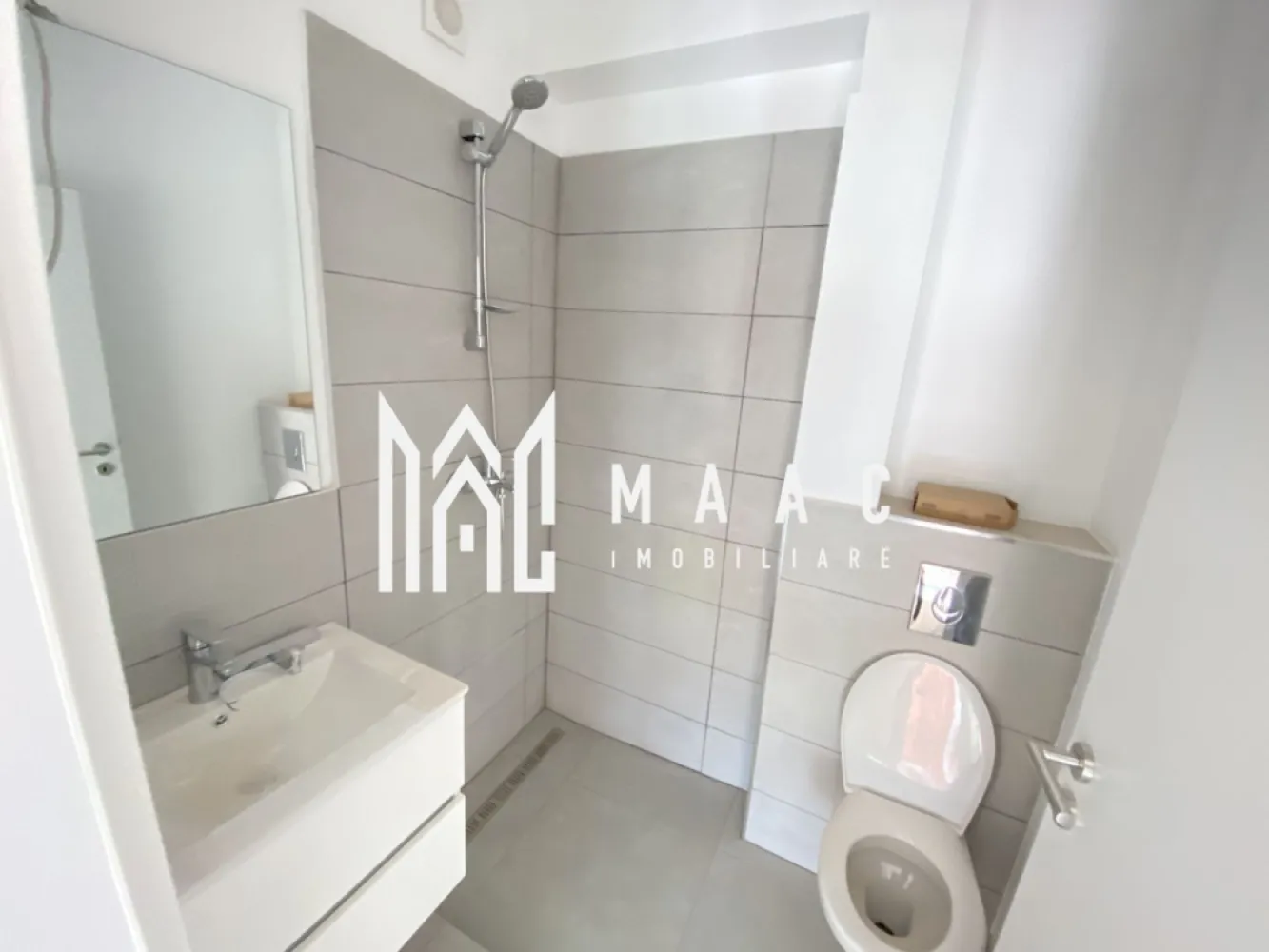 Penthouse I 4 Camere I INTABULAT I 0% Comision - MAAC Imobiliare vă propune spre vânzare un Penthouse cu 4 camere - INTABULAT finisaje la cheie ! Gata de predare oricand.
0% Comision.

Modalități de plată flexibile: Îți oferim posibilitatea de a alege între sursele tale proprii de finanțare sau opțiuni de credit ipotecar, fără să afecteze prețul final.

Avantajele acestui apartament:

Bucatarie separata
Încălzire în pardoseală
Balcon cu orientare sudică
Loc de parcare inclus
Izolare eficientă cu vată bazaltică
Balconul și casa scării finisate la cheie, cu granit și sticlă securizată
Design arhitectural distinctiv, cu elemente din larice siberian și piatră naturală
Ocupare teritorială redusă, cu 25% din suprafață și 45% spații verzi
Zonă cu vegetație bogată, 4 locuri de joacă pentru copii și un teren de fotbal
Loc de parcare: Un loc de parcare este inclus în prețul acestui apartament.

Distante: La doar 4 minute de zona Industrială Vest, 4 minute de Metro și 15 minute de centrul istoric al Sibiului.

Pentru mai multe detalii precizati telefonic ca ati vazut anuntul cu ID: CP2049995