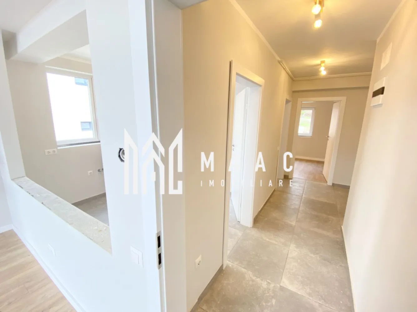Penthouse I 4 Camere I INTABULAT I 0% Comision - MAAC Imobiliare vă propune spre vânzare un Penthouse cu 4 camere - INTABULAT finisaje la cheie ! Gata de predare oricand.
0% Comision.

Modalități de plată flexibile: Îți oferim posibilitatea de a alege între sursele tale proprii de finanțare sau opțiuni de credit ipotecar, fără să afecteze prețul final.

Avantajele acestui apartament:

Bucatarie separata
Încălzire în pardoseală
Balcon cu orientare sudică
Loc de parcare inclus
Izolare eficientă cu vată bazaltică
Balconul și casa scării finisate la cheie, cu granit și sticlă securizată
Design arhitectural distinctiv, cu elemente din larice siberian și piatră naturală
Ocupare teritorială redusă, cu 25% din suprafață și 45% spații verzi
Zonă cu vegetație bogată, 4 locuri de joacă pentru copii și un teren de fotbal
Loc de parcare: Un loc de parcare este inclus în prețul acestui apartament.

Distante: La doar 4 minute de zona Industrială Vest, 4 minute de Metro și 15 minute de centrul istoric al Sibiului.

Pentru mai multe detalii precizati telefonic ca ati vazut anuntul cu ID: CP2049995