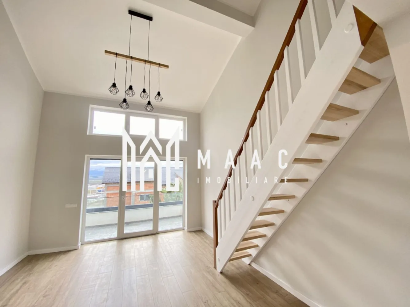 Penthouse I 4 Camere I INTABULAT I 0% Comision - MAAC Imobiliare vă propune spre vânzare un Penthouse cu 4 camere - INTABULAT finisaje la cheie ! Gata de predare oricand.
0% Comision.

Modalități de plată flexibile: Îți oferim posibilitatea de a alege între sursele tale proprii de finanțare sau opțiuni de credit ipotecar, fără să afecteze prețul final.

Avantajele acestui apartament:

Bucatarie separata
Încălzire în pardoseală
Balcon cu orientare sudică
Loc de parcare inclus
Izolare eficientă cu vată bazaltică
Balconul și casa scării finisate la cheie, cu granit și sticlă securizată
Design arhitectural distinctiv, cu elemente din larice siberian și piatră naturală
Ocupare teritorială redusă, cu 25% din suprafață și 45% spații verzi
Zonă cu vegetație bogată, 4 locuri de joacă pentru copii și un teren de fotbal
Loc de parcare: Un loc de parcare este inclus în prețul acestui apartament.

Distante: La doar 4 minute de zona Industrială Vest, 4 minute de Metro și 15 minute de centrul istoric al Sibiului.

Pentru mai multe detalii precizati telefonic ca ati vazut anuntul cu ID: CP2049995