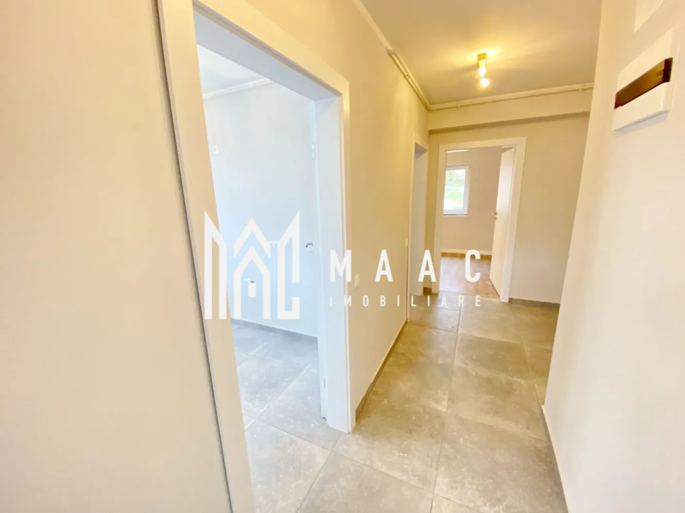 Penthouse I 4 Camere I INTABULAT I 0% Comision - MAAC Imobiliare vă propune spre vânzare un Penthouse cu 4 camere - INTABULAT finisaje la cheie ! Gata de predare oricand.
0% Comision.

Modalități de plată flexibile: Îți oferim posibilitatea de a alege între sursele tale proprii de finanțare sau opțiuni de credit ipotecar, fără să afecteze prețul final.

Avantajele acestui apartament:

Bucatarie separata
Încălzire în pardoseală
Balcon cu orientare sudică
Loc de parcare inclus
Izolare eficientă cu vată bazaltică
Balconul și casa scării finisate la cheie, cu granit și sticlă securizată
Design arhitectural distinctiv, cu elemente din larice siberian și piatră naturală
Ocupare teritorială redusă, cu 25% din suprafață și 45% spații verzi
Zonă cu vegetație bogată, 4 locuri de joacă pentru copii și un teren de fotbal
Loc de parcare: Un loc de parcare este inclus în prețul acestui apartament.

Distante: La doar 4 minute de zona Industrială Vest, 4 minute de Metro și 15 minute de centrul istoric al Sibiului.

Pentru mai multe detalii precizati telefonic ca ati vazut anuntul cu ID: CP2049995