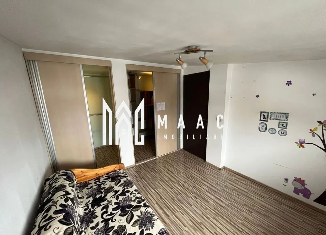 Apartament 3 camere | Decomandat | 76 MP | 3Balcoane | Milea - MAAC Imobiliare vă prezintă spre vânzare un apartament cu 3 camere, situat la etajul 3 al unui imobil izolat termic la exterior, dotat cu interfon, amplasat pe Bulevardul Vasile Milea din Sibiu. Caracteristici: Suprafață utilă: 76 mp Amplasare la etajul 3 Compartimentare: living, bucătărie open-space, două dormitoare, baie principală și baie de serviciu Trei balcoane care asigură lumină naturală Ușă de acces din metal, uși interioare din lemn, tâmplărie PVC cu geam termopan, calorifere din oțel, parchet laminat, gresie și faianță Confort termic asigurat prin centrală termică proprie Apartamentul se vinde mobilat și utilat, incluzând frigider, cuptor electric, plită pe gaz și mașină de spălat rufe. Pentru mai multe detalii, precizati telefonic ca ati vazut anuntul cu ID: CP2862239 }}