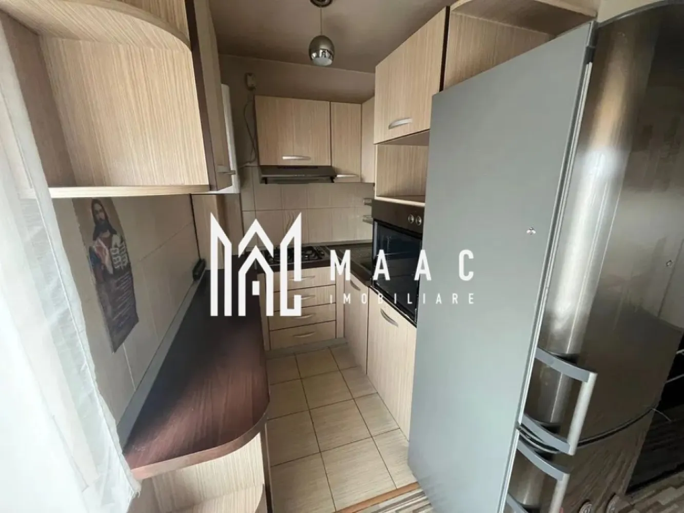 Apartament 3 camere | Decomandat | 76 MP | 3Balcoane | Milea - MAAC Imobiliare vă prezintă spre vânzare un apartament cu 3 camere, situat la etajul 3 al unui imobil izolat termic la exterior, dotat cu interfon, amplasat pe Bulevardul Vasile Milea din Sibiu. Caracteristici: Suprafață utilă: 76 mp Amplasare la etajul 3 Compartimentare: living, bucătărie open-space, două dormitoare, baie principală și baie de serviciu Trei balcoane care asigură lumină naturală Ușă de acces din metal, uși interioare din lemn, tâmplărie PVC cu geam termopan, calorifere din oțel, parchet laminat, gresie și faianță Confort termic asigurat prin centrală termică proprie Apartamentul se vinde mobilat și utilat, incluzând frigider, cuptor electric, plită pe gaz și mașină de spălat rufe. Pentru mai multe detalii, precizati telefonic ca ati vazut anuntul cu ID: CP2862239 }}