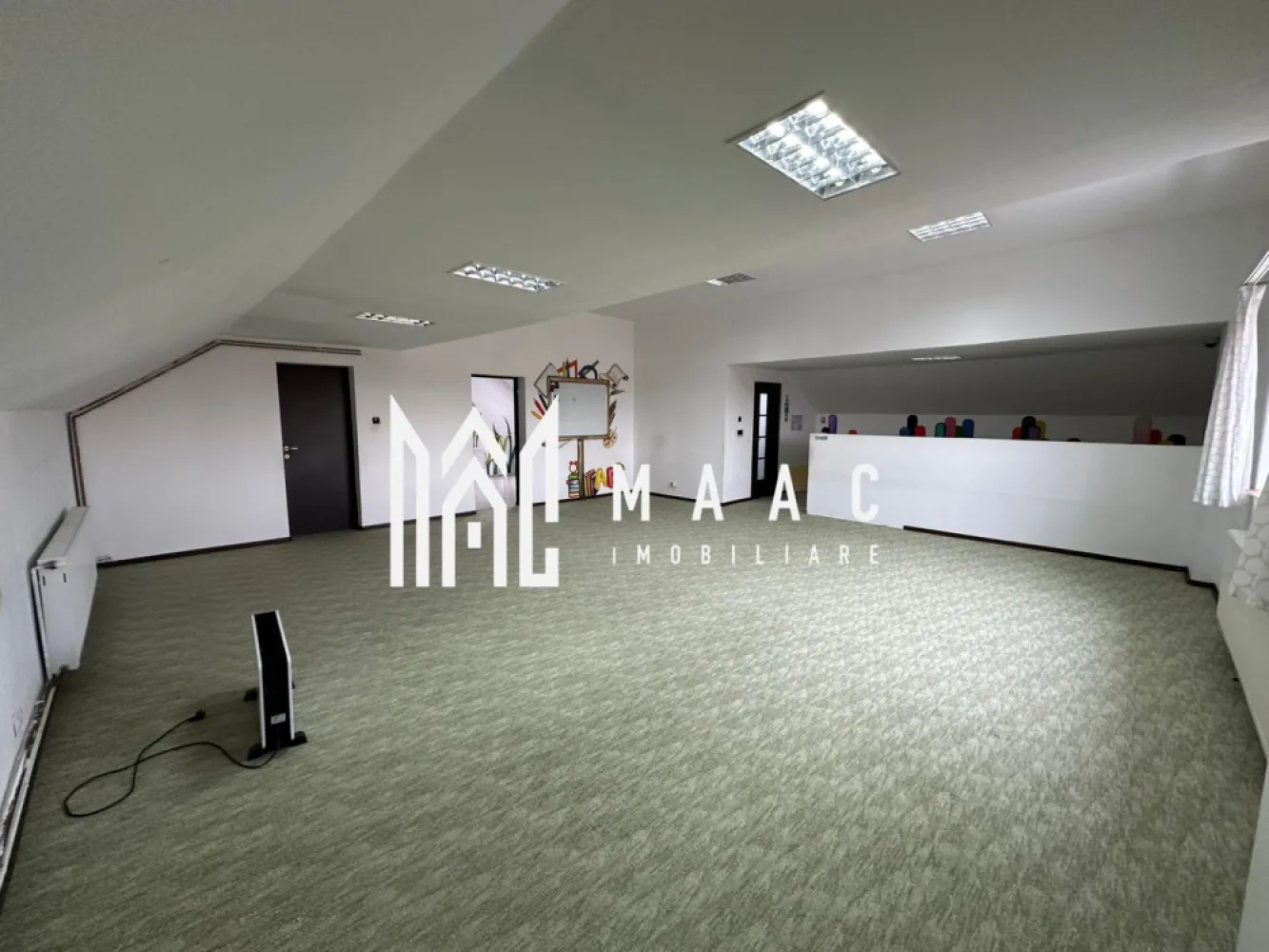 Spatiu comercial | 100mp | Zona Calea Dumbravii - MAAC Imobiliare ofera spre inchiriere spatiu comercial, compartimentat, in zona Calea Dumbravii. Se preteaza ca si afterschool, datorita amplasamentului imobilului si al compartimentarii. In pretul chiriei este inclus si curentul, datorita panourilor solare. Spatiul are suprafata utila este de 100mp, se afla la mansarda unei case cu regim de inaltime P+1+M, si este alcatuit dintr-o incapere spatioasa si luminoasa, bucatarie inchisa, baie si un mic spatiu de depozitare, cu acces din grupul sanitar. Se percepe o chirie in avans si garantie in cuantumul unei chirii lunare. Disponibilitate imediata. Pentru mai multe detalii sau pentru a programa o vizionare, va rugam specificati telefonic: CP2867107 }}