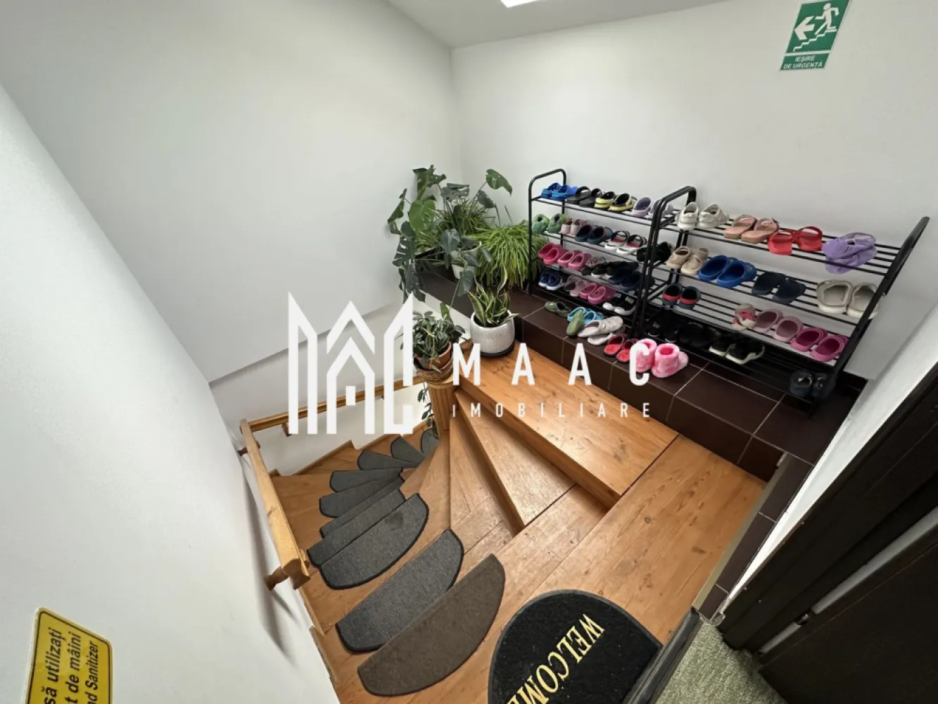 Spatiu comercial | 100mp | Zona Calea Dumbravii - MAAC Imobiliare ofera spre inchiriere spatiu comercial, compartimentat, in zona Calea Dumbravii. Se preteaza ca si afterschool, datorita amplasamentului imobilului si al compartimentarii. In pretul chiriei este inclus si curentul, datorita panourilor solare. Spatiul are suprafata utila este de 100mp, se afla la mansarda unei case cu regim de inaltime P+1+M, si este alcatuit dintr-o incapere spatioasa si luminoasa, bucatarie inchisa, baie si un mic spatiu de depozitare, cu acces din grupul sanitar. Se percepe o chirie in avans si garantie in cuantumul unei chirii lunare. Disponibilitate imediata. Pentru mai multe detalii sau pentru a programa o vizionare, va rugam specificati telefonic: CP2867107 }}