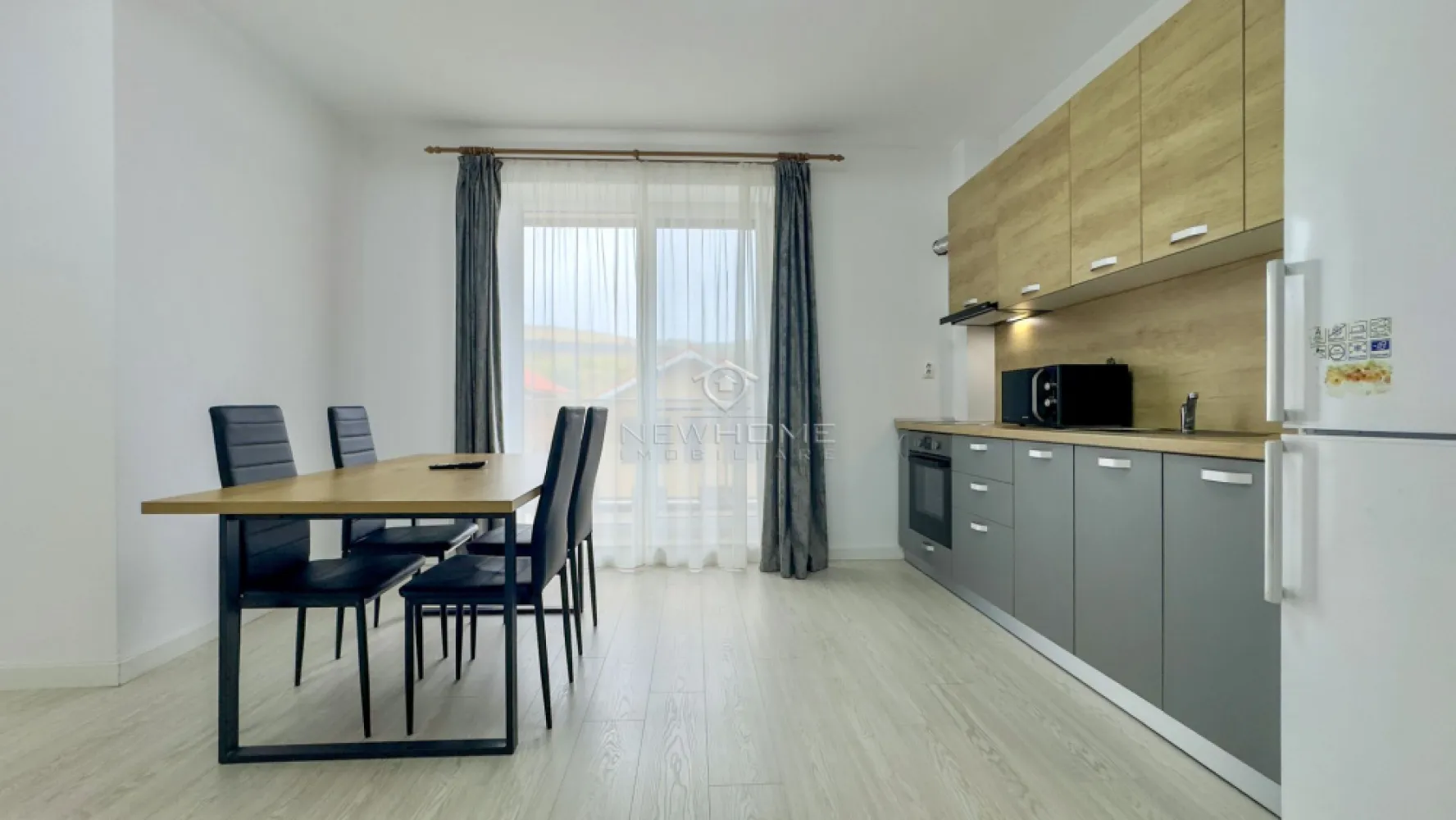 Apartament 2 camere decomandat Chinteni - New HOME Imobiliare ofera spre inchiriere apartament modern cu 2 camere, decomandat situat in Chinteni pe str Somesului, la 10 km de Cluj Napoca. Apartamentul este amplasat la etajul 2 din 4, intr un imobil dotat cu lift, izolat termic, finalizat in anul 2020. Dispune de suprafata utila de 57 nmp + balcon. Compartimentat astfel: hol, bucataria, living, dormitor, baie, terasa, boxa de depozitare privata in podul blocului., loc de PARCARE subteran. Pentru confortul Dvs. se inchiriaza complet mobilat/utilat, cum se vede in poze, dotat cu incalzire in pardoseala, hota, plita, cuptor electric, frigider, masina de spalat rufe, TV, etc. Pentru mai multe informatii si pentru a programa o vizionare, contactati-ne cu incredere!