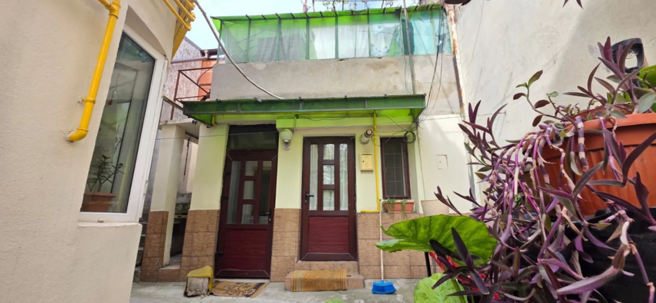 Ocazie ! Centru - Tomis 1 Vila Tip Duplex D+P+1E+Terasa 78.900 Euro - Kronos Imobiliare va propune in Exclusivitate spre achizitie o proprietate situata intr-o zona centrala a orasului in imediata apropiere a Spitalului Judetean Constanta descrisa ca si casa Tip Duplex compusa din D+P+1E+Terasa avand un numar de 4 camere, baie, bucatarie, beci + terasa si curte.
Imobilul dispune de toate utilitatile inclusiv de incalzire cu centrala proprie pe gaze, acces usor catre imobil si principalele puncte de interes ale zonei.
Ideal ca locuinta permanenta, casa de vacanta, birouri sau ca o investitie sigura pe termen lung in vederea exploatarii in conditii financiare avantajoase !