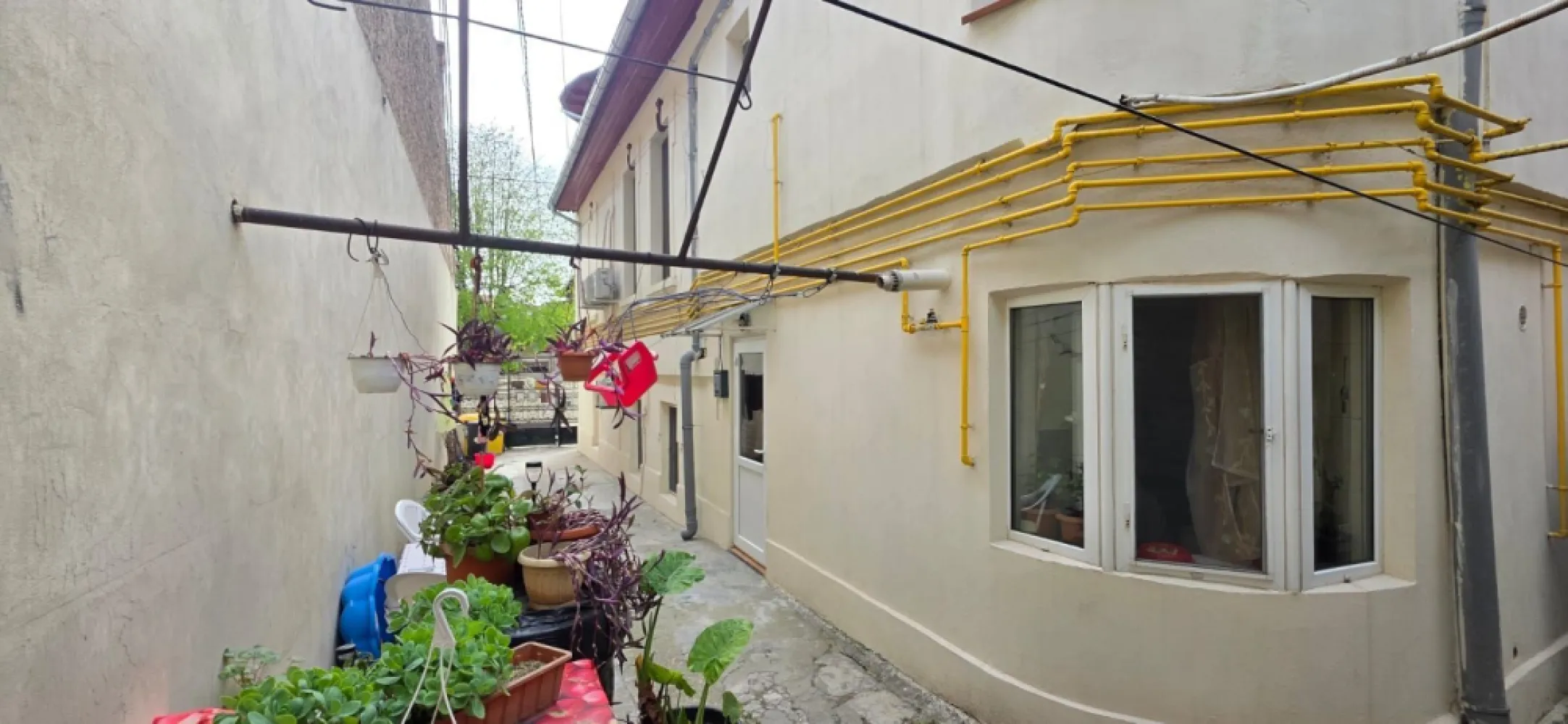 Ocazie ! Centru - Tomis 1 Vila Tip Duplex D+P+1E+Terasa 78.900 Euro - Kronos Imobiliare va propune in Exclusivitate spre achizitie o proprietate situata intr-o zona centrala a orasului in imediata apropiere a Spitalului Judetean Constanta descrisa ca si casa Tip Duplex compusa din D+P+1E+Terasa avand un numar de 4 camere, baie, bucatarie, beci + terasa si curte.
Imobilul dispune de toate utilitatile inclusiv de incalzire cu centrala proprie pe gaze, acces usor catre imobil si principalele puncte de interes ale zonei.
Ideal ca locuinta permanenta, casa de vacanta, birouri sau ca o investitie sigura pe termen lung in vederea exploatarii in conditii financiare avantajoase !