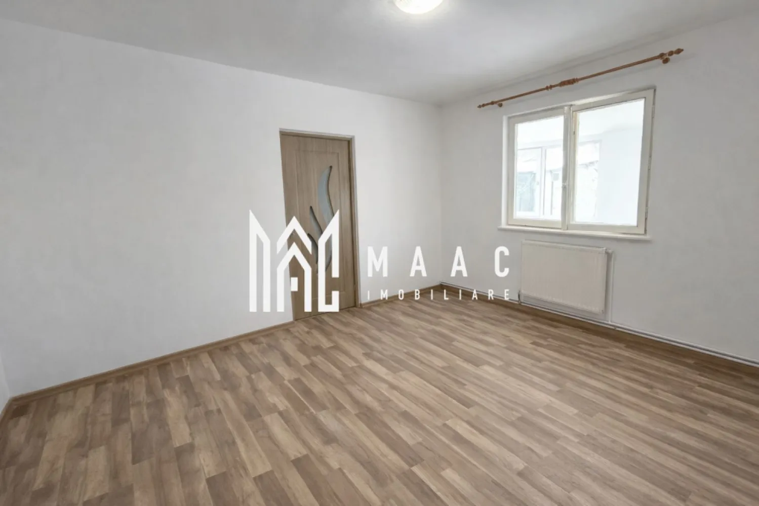 Apartament 2 camere | Parter | Balcon 9 MP | Lacul lui Binder - Maac Imobiliare prezintă un apartament cu 2 camere, nedecomandat, cu bucătărie separată, situat la parterul unui bloc cu 4 etaje, bine întreținut, în zona Lacul lui Binder – una dintre cele mai dinamice zone din Sibiu. Suprafață utilă: 36 mp Balcon generos: 9 mp cu cămară Centrală termică nouă Nemobilat | Finisat simplu Compartimentare practică: Living Dormitor Bucătărie separată Baie Hol Apartamentul este potrivit atât pentru locuință personală, cât și pentru investiție, fiind ușor de închiriat pe termen lung. Localizare excelentă – în apropierea Lacului lui Binder, cu acces facil către: mijloace de transport în comun centre comerciale școli zone de agrement Zona este în plină dezvoltare, oferind un bun potențial de creștere a valorii în timp. Pentru mai multe informații și programarea unei vizionări, vă rugăm să menționați ID anunț: CP2865560. }}