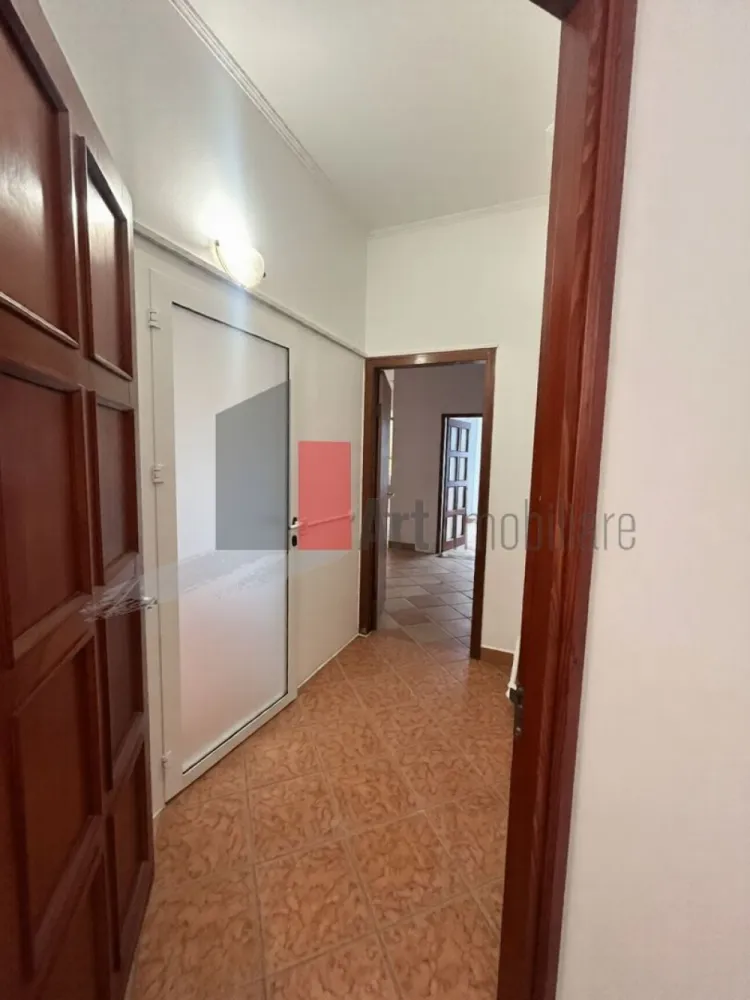 Spatiu Comercial de inchiriat in Centrul Vechi, 55mp - Închiriere Spațiu Comercial / Fast-Food - Restaurant - HoReCa | 55 mp | Tubulatură Hotă | Grup Sanitar

Se oferă spre închiriere un spațiu comercial situat în Centrul Vechi, cea mai intensă zonă comercială și turistică din Capitală, recunoscută pentru fluxul pietonal continuu zi și noapte. Proprietatea are o suprafață de 55 mp și este configurată excelent pentru activități din sfera alimentației publice, bistro, fast-food, cafenea sau alte tipuri de retail și servicii care necesită o poziționare ultracentrală.

Spațiul dispune de avantajul major al unei bucătării dotate cu tubulatură specială pentru hotă, reducând considerabil timpul și costurile de amenajare pentru obținerea avizelor necesare. 

Detalii spațiu:

Suprafață utilă de 55 mp distribuită practic pentru activități comerciale

Prevăzut cu bucătărie neutilată ce include tubulatură pregătită pentru instalarea hotei profesionale

Grup sanitar complet utilat și finisat conform normelor igienico-sanitare

Compartimentare adaptabilă ce oferă flexibilitate în amenajarea zonei de servire și a celei de lucru

Utilități și facilități:

Sistem de încălzire autonom cu centrală termică proprie pentru un control total al costurilor

Toate utilitățile necesare disponibile respectiv apă, gaz, curent electric și canalizare

Infrastructură optimizată pentru consumatori comerciali

Spațiu pregătit pentru instalarea echipamentelor specifice activității dumneavoastră

Contorizare individuală pentru o gestionare precisă a consumului lunar

Avantaje:

Localizare premium în Centrul Vechi, punctul zero al distracției și retailului stradal din București

Flux pietonal masiv și constant format din turiști și localnici pe tot parcursul săptămânii

Prezența tubulaturii pentru hotă reprezintă un avantaj tehnic esențial pentru profilul HoReCa/fast-food

Suprafață optimă (55 mp) pentru un concept eficient, cu costuri de întreținere echilibrate

Condiții de închiriere:

Se percepe comision

Disponibilitate imediată pentru vizionări și preluarea spațiului

Pentru mai multe detalii sau pentru programarea unei vizionări vă stăm la dispoziție.