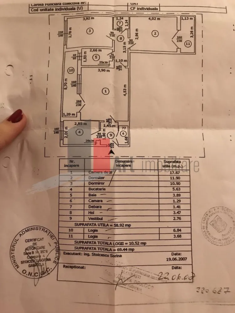 Vânzare apartament 3 camere Bd. Obregia - Turnu Măgurele - Vă prezint spre achiziție un apartament complet renovat de 3 camere. Au fost schimbate instalațiile sanitare și electrice. Geamurile sunt termopan, deși blocul nu a fost încă izolat. Ușile, parchetul au fost înlocuite. Baia are aerisire proprie, prin geam.
Locuința are 2 balcoane, unul pe dormitor, celălalt pe camera de zi. 

Se asigură 2 locuri de parcare.
Toate actele sunt pregătite.
Blocul încă nu este reabilitat termic și nu este încadrat în nici o clasă de risc sau de urgență.

Stațiile de metrou Piața Sudului și Apărătorii Pateriei sunt la 15 minute de mers cu mijloacele de transport. Stații STB: 102, 125, 312, N105, N106, 72, 73.
În apropiere este Școala 189, Policlinica Râul Sadului, Grand Arena, Hornbach, Lidl, Kaufland, Carrefour.

Pentru vizionare sau obținerea mai multor detalii, vă stau cu drag la dispoziție.