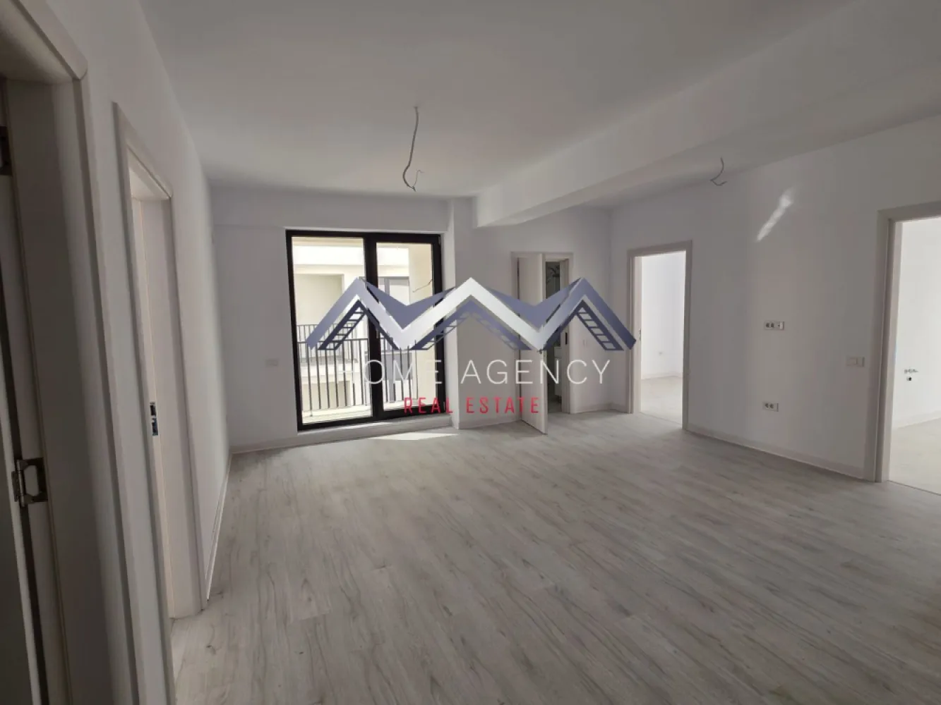 Apartament 3 camere Otopeni | achiziție direct de la dezvoltator - Achiziție direct de la dezvoltator | comision 0

Vă propunem, spre vânzare, mai multe apartamente cu 3 camere, parte dintr-un ansamblu rezidențial nou situat central in Otopeni, cu acces pietonal facil către magazine, restaurante, școală/grădinițe, bănci, Primărie, piață, farmacii, viitoarea stație de metrou, precum și către toate arterele principale (DN1, Centură, Autostradă), Aeroport etc.

Ansamblul rezidențial este compus din 8 blocuri de locuințe moderne, cu regim mic de înălțime D (parcare subterană)+P+2+M, construite cu materiale de cea mai bună calitate. Accesul în complex este supravegheat video, cu barieră securizată, și va include spații verzi.

Structura blocurilor este din beton armat, pereții interiori, exteriori și de compartimentare sunt construiți din cărămidă, iar fațadele sunt izolate corespunzător cu polistiren expandat.

Apartamentul se predă "la gata", dotat cu centrală termică proprie, încălzire prin pardoseală, ușă metalică, tâmplărie PVC, geamuri Salamander termopan gri antracit, contorizat individual și racordat la toate utilitățile (apă, curent, gaz, canalizare, cablu TV, internet). Finisajele interioare sunt incluse în costul apartamentului și constau în faianță, gresie, parchet și baie complet utilată modern.

Prețul afișat include TVA și 1 loc de parcare subteran. 
Disponibilitate imediată sau câteva luni, în funcție de fază construcției.

Dacă aveți o proprietate de vânzare/închiriere sau sunteți interesați de o proprietate aflată în portofoliul agenției noastre, vă rugăm să ne contactați la numărul de telefon din anunț sau pe adresa de email contact@homeagency.ro.
