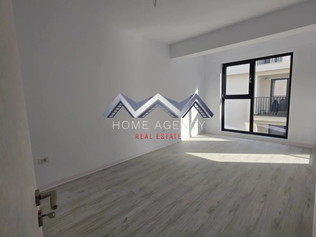 Apartament 3 camere Otopeni | achiziție direct de la dezvoltator - Achiziție direct de la dezvoltator | comision 0

Vă propunem, spre vânzare, mai multe apartamente cu 3 camere, parte dintr-un ansamblu rezidențial nou situat central in Otopeni, cu acces pietonal facil către magazine, restaurante, școală/grădinițe, bănci, Primărie, piață, farmacii, viitoarea stație de metrou, precum și către toate arterele principale (DN1, Centură, Autostradă), Aeroport etc.

Ansamblul rezidențial este compus din 8 blocuri de locuințe moderne, cu regim mic de înălțime D (parcare subterană)+P+2+M, construite cu materiale de cea mai bună calitate. Accesul în complex este supravegheat video, cu barieră securizată, și va include spații verzi.

Structura blocurilor este din beton armat, pereții interiori, exteriori și de compartimentare sunt construiți din cărămidă, iar fațadele sunt izolate corespunzător cu polistiren expandat.

Apartamentul se predă "la gata", dotat cu centrală termică proprie, încălzire prin pardoseală, ușă metalică, tâmplărie PVC, geamuri Salamander termopan gri antracit, contorizat individual și racordat la toate utilitățile (apă, curent, gaz, canalizare, cablu TV, internet). Finisajele interioare sunt incluse în costul apartamentului și constau în faianță, gresie, parchet și baie complet utilată modern.

Prețul afișat include TVA și 1 loc de parcare subteran. 
Disponibilitate imediată sau câteva luni, în funcție de fază construcției.

Dacă aveți o proprietate de vânzare/închiriere sau sunteți interesați de o proprietate aflată în portofoliul agenției noastre, vă rugăm să ne contactați la numărul de telefon din anunț sau pe adresa de email contact@homeagency.ro.
