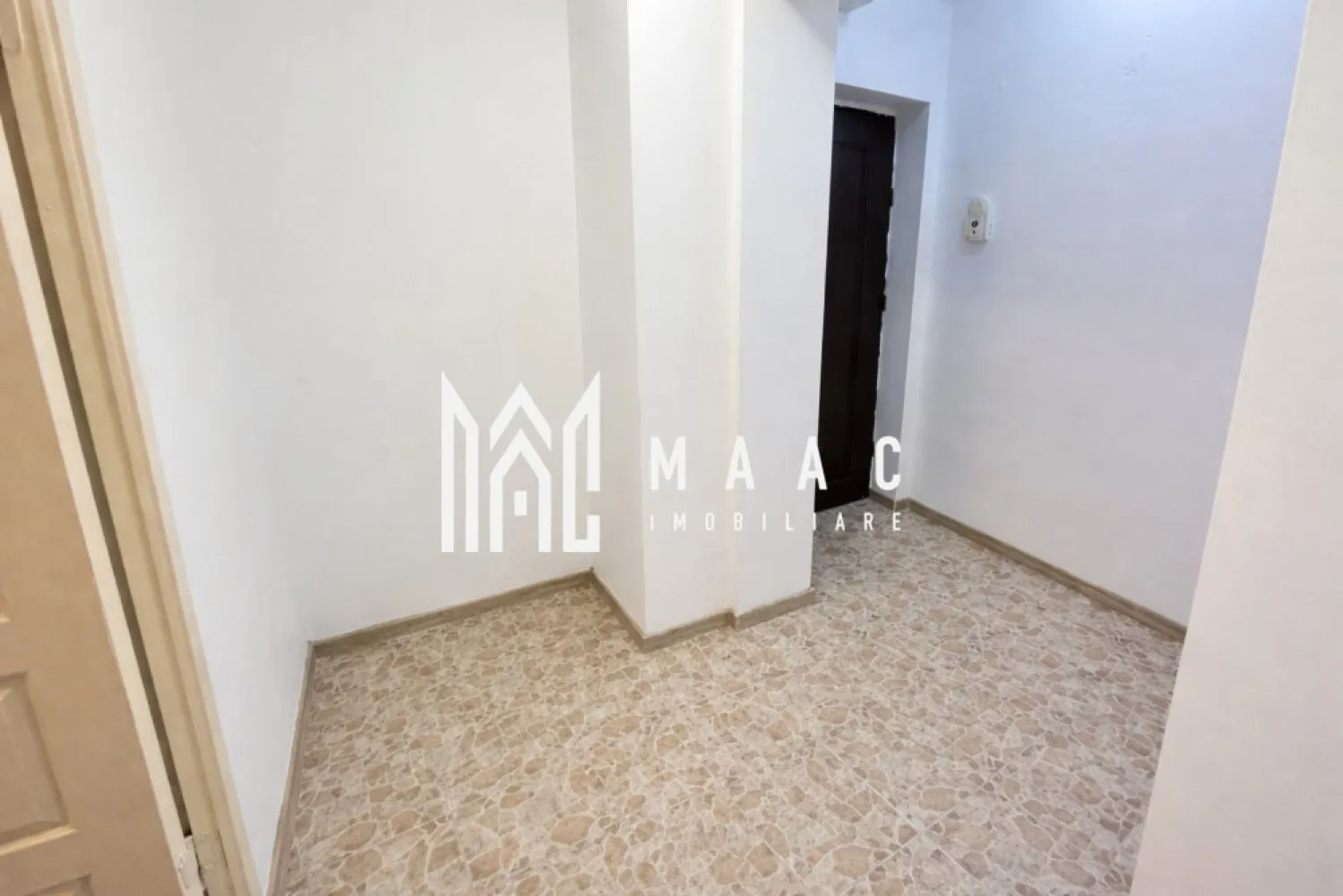 Apartament 2 camere | Parter | Balcon 9 MP | Lacul lui Binder - Maac Imobiliare prezintă un apartament cu 2 camere, nedecomandat, cu bucătărie separată, situat la parterul unui bloc cu 4 etaje, bine întreținut, în zona Lacul lui Binder – una dintre cele mai dinamice zone din Sibiu. Suprafață utilă: 36 mp Balcon generos: 9 mp cu cămară Centrală termică nouă Nemobilat | Finisat simplu Compartimentare practică: Living Dormitor Bucătărie separată Baie Hol Apartamentul este potrivit atât pentru locuință personală, cât și pentru investiție, fiind ușor de închiriat pe termen lung. Localizare excelentă – în apropierea Lacului lui Binder, cu acces facil către: mijloace de transport în comun centre comerciale școli zone de agrement Zona este în plină dezvoltare, oferind un bun potențial de creștere a valorii în timp. Pentru mai multe informații și programarea unei vizionări, vă rugăm să menționați ID anunț: CP2865560. }}