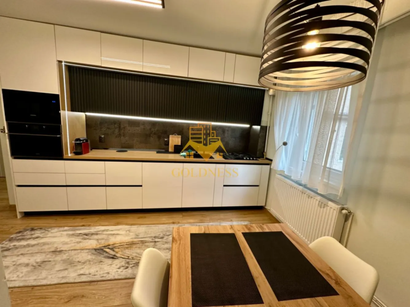 3 camere, parcare, Manastur, Premium, Zona Kaufland, Calea Manastur - GOLDNESS Imobiliare vă propune spre închiriere un apartament cu 3 camere complet mobilat și utilat, la Parter într-un imobil de 4 etaje, în Cartierul Manastur.

Apartamentul este la prima închiriere cu finisaje de LUX, totul este nou și de cea mai înaltă calitate.
Dispune de loc de parcare!
Se află în apropierea stațiilor de transport în comun, magazine, restaurante, spații verzi, farmacii, etc. 

Apartamentul este compartimentat astfel:
 - dormitor cu pat matrimonial, dressing, noptiere
 - living cu canapea extensibilă 
 - camera transformata in dressing walk in.
 - bucătărie complet utilată și mobilată, loc de servit masa 
 - baie cu cada și una de serviciu, calorifer port prosop și dulap pentru depozitare.

Imobilul este dotat cu toate cele necesare- centrală proprie, frigider, aragaz, hotă, mașină de spălat haine și vase, etc. 

Dacă sunteți interesați de acest apartament și doriți să îl vizionați, dar și pentru alte oferte nu ezitați să ne contactați telefonic sau prin e-mail. Vă stăm la dispoziție!
Pentru intermediere se percepe un comision de 50% din prețul chiriei!
