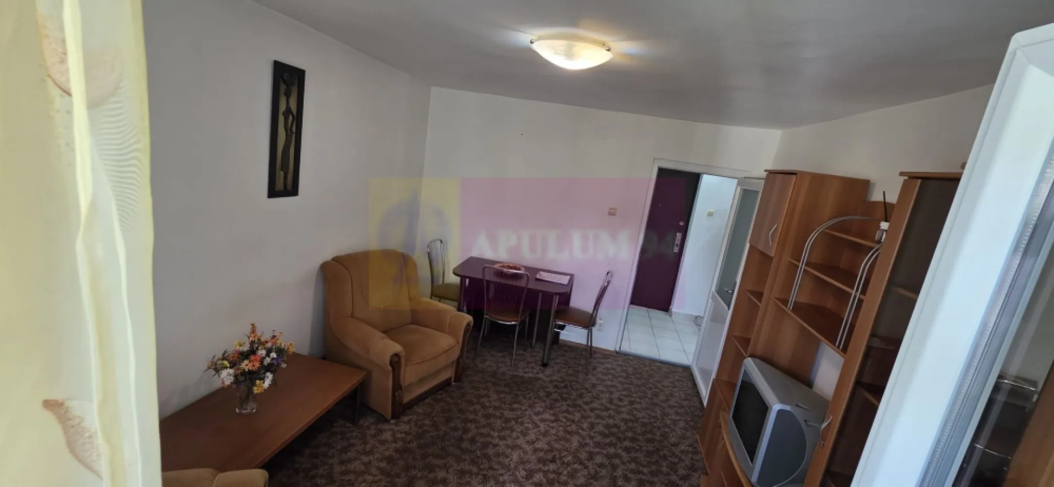Apartament cu 2 camere de vanzare in Azuga - Descoperă confortul unui apartament cochet situat chiar în centrul stațiunii Azuga, la doar câțiva pași de parcul central, magazine și punctele de interes ale orașului.

Apartament cu 2 camere decomandat, situat la etajul 3 al unui bloc cu 4 etaje, construit în anul 1973. Proprietatea este ideală atât pentru locuință permanentă, cât și pentru vacanțe sau investiție în regim turistic.

Apartamentul a fost modernizat și beneficiază de:

 tâmplărie PVC cu geam termopan;
 centrală termică proprie și calorifere;
 termosistem exterior;
 ușă metalică la intrare;
 uși interioare PVC;
 se vinde complet mobilat și utilat.

Un mare avantaj al proprietății îl reprezintă priveliștea frumoasă către munte și către parc, oferind un ambient plăcut și relaxant în orice anotimp.

Blocul dispune de locuri de parcare în apropiere.

Pentru mai multe informații și programarea unei vizionări:
Mervani Imobiliare
Agentia Imobiliara Mervani – 0729.935.536