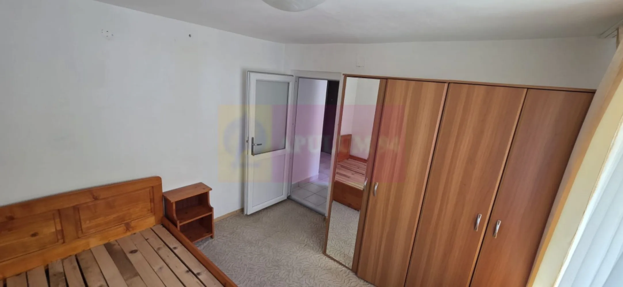 Apartament cu 2 camere de vanzare in Azuga - Descoperă confortul unui apartament cochet situat chiar în centrul stațiunii Azuga, la doar câțiva pași de parcul central, magazine și punctele de interes ale orașului.

Apartament cu 2 camere decomandat, situat la etajul 3 al unui bloc cu 4 etaje, construit în anul 1973. Proprietatea este ideală atât pentru locuință permanentă, cât și pentru vacanțe sau investiție în regim turistic.

Apartamentul a fost modernizat și beneficiază de:

 tâmplărie PVC cu geam termopan;
 centrală termică proprie și calorifere;
 termosistem exterior;
 ușă metalică la intrare;
 uși interioare PVC;
 se vinde complet mobilat și utilat.

Un mare avantaj al proprietății îl reprezintă priveliștea frumoasă către munte și către parc, oferind un ambient plăcut și relaxant în orice anotimp.

Blocul dispune de locuri de parcare în apropiere.

Pentru mai multe informații și programarea unei vizionări:
Mervani Imobiliare
Agentia Imobiliara Mervani – 0729.935.536