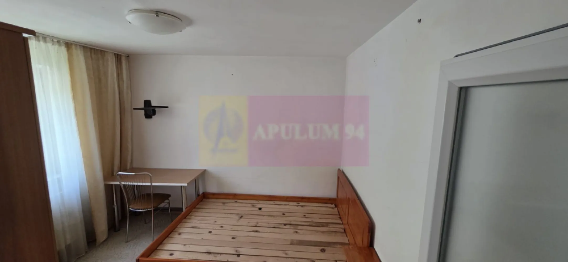 Apartament cu 2 camere de vanzare in Azuga - Descoperă confortul unui apartament cochet situat chiar în centrul stațiunii Azuga, la doar câțiva pași de parcul central, magazine și punctele de interes ale orașului.

Apartament cu 2 camere decomandat, situat la etajul 3 al unui bloc cu 4 etaje, construit în anul 1973. Proprietatea este ideală atât pentru locuință permanentă, cât și pentru vacanțe sau investiție în regim turistic.

Apartamentul a fost modernizat și beneficiază de:

 tâmplărie PVC cu geam termopan;
 centrală termică proprie și calorifere;
 termosistem exterior;
 ușă metalică la intrare;
 uși interioare PVC;
 se vinde complet mobilat și utilat.

Un mare avantaj al proprietății îl reprezintă priveliștea frumoasă către munte și către parc, oferind un ambient plăcut și relaxant în orice anotimp.

Blocul dispune de locuri de parcare în apropiere.

Pentru mai multe informații și programarea unei vizionări:
Mervani Imobiliare
Agentia Imobiliara Mervani – 0729.935.536